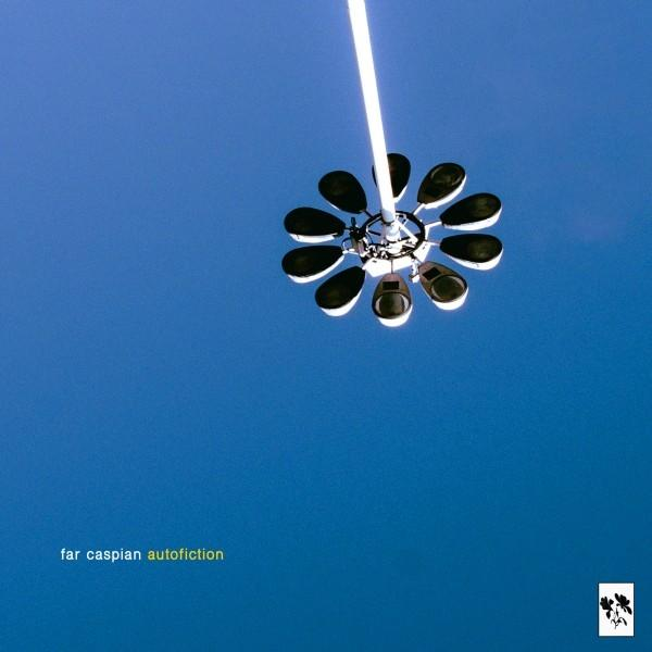 Albumcover mit blauem Himmel und einer Leuchte. Der Text lautet: 'far caspian autofiction'.