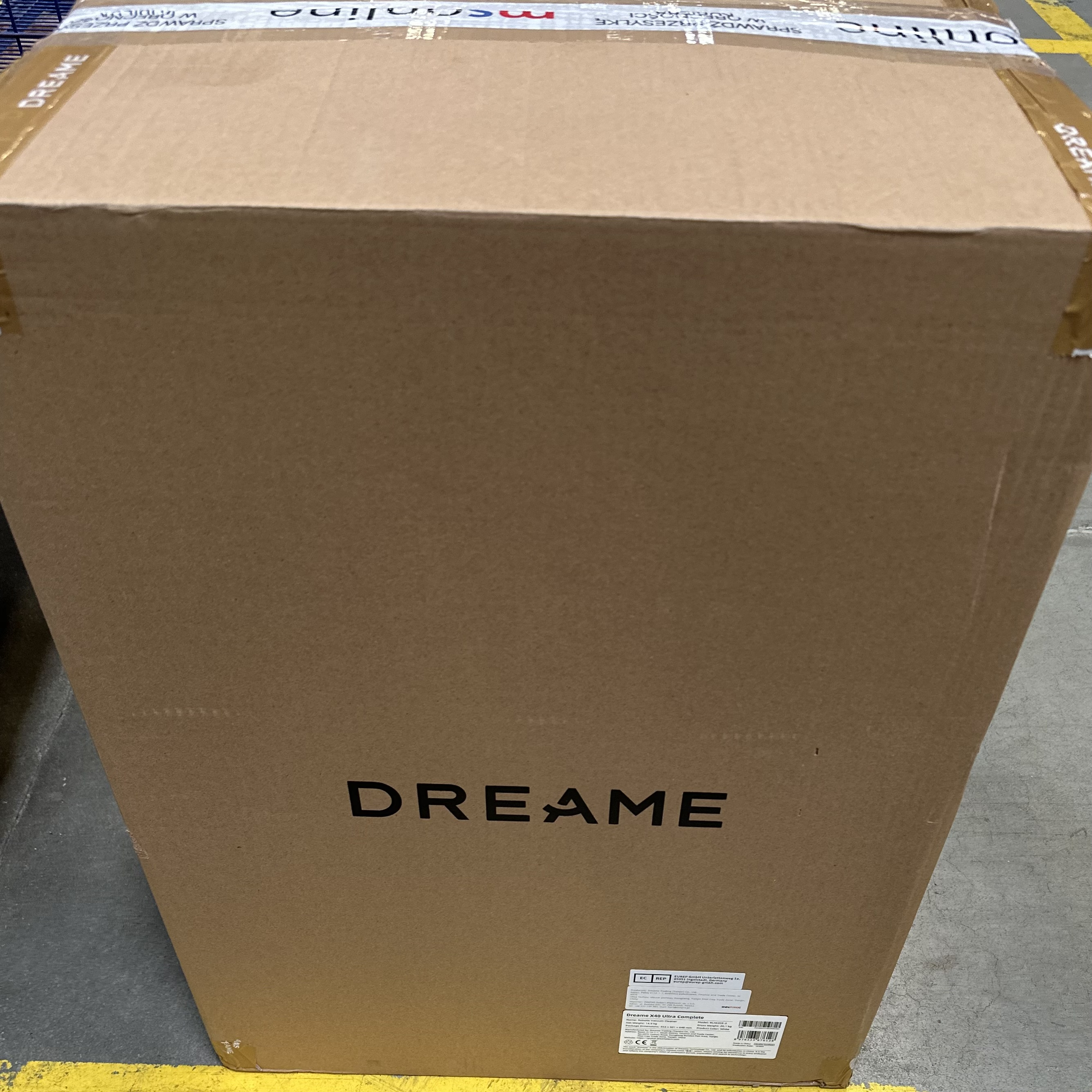 Kartonowe pudełko z napisem 'DREAME' w czarnych literach.