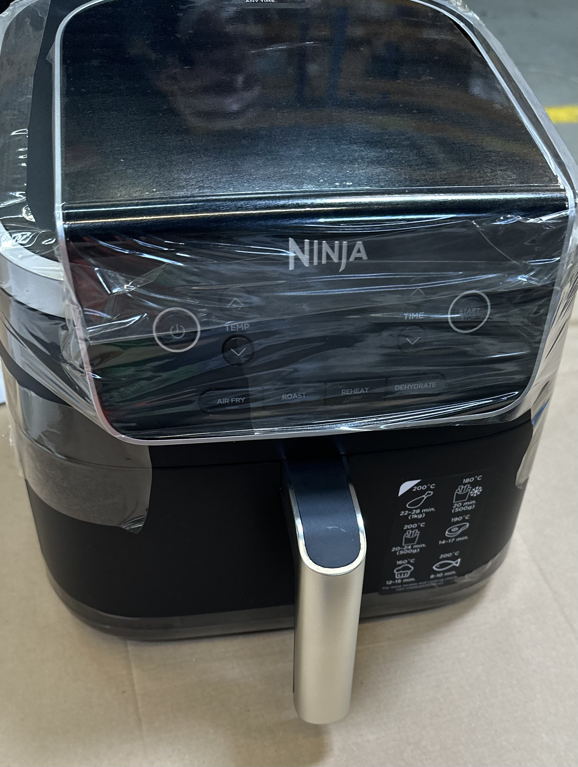 Ninja Air Fryer Pro 4.7L, czarna frytkownica beztłuszczowa, elementy sterujące, uchwyt, folia.