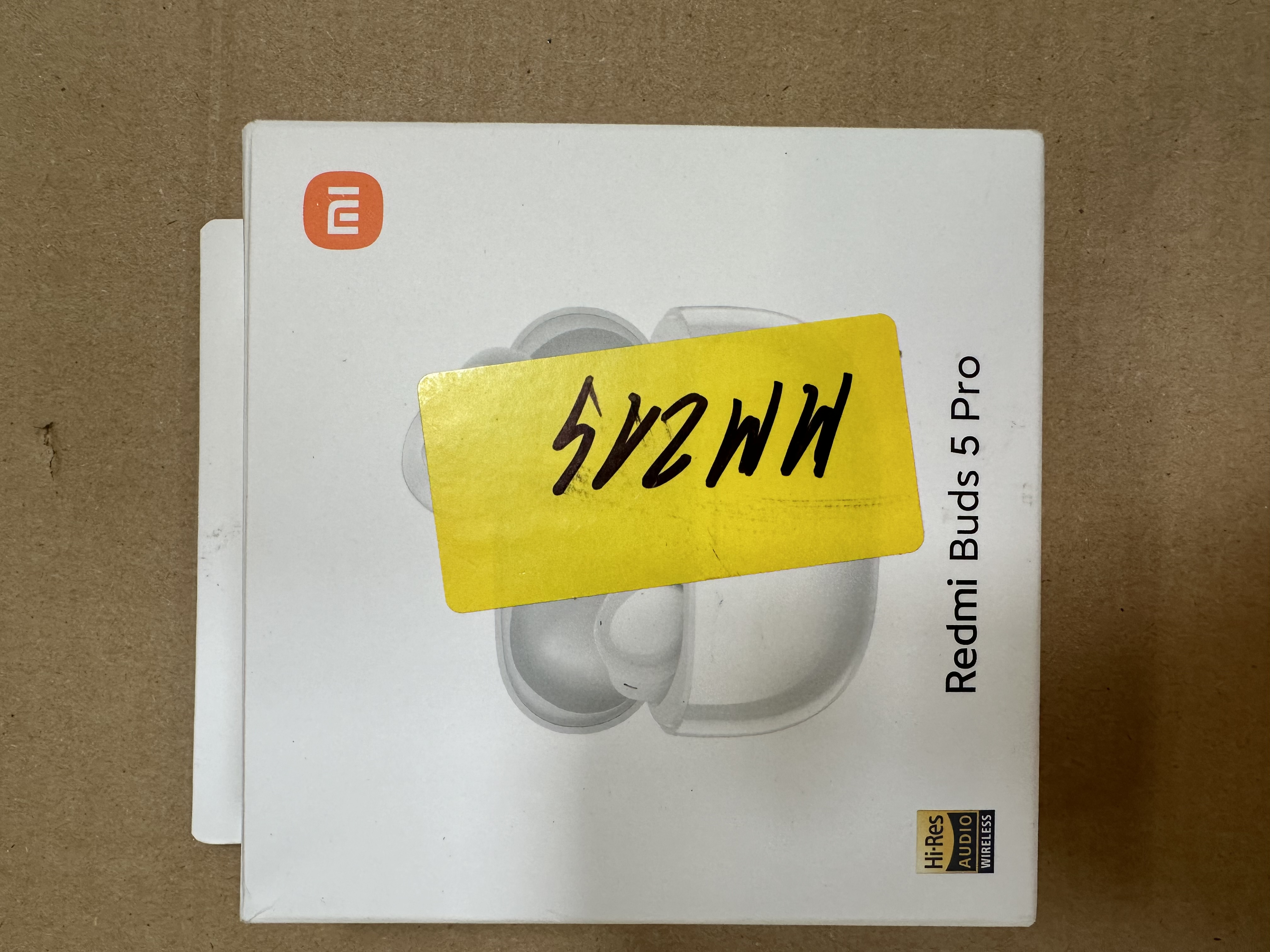 Pudełko słuchawek Redmi Buds 5 Pro. Białe pudełko z żółtą naklejką.