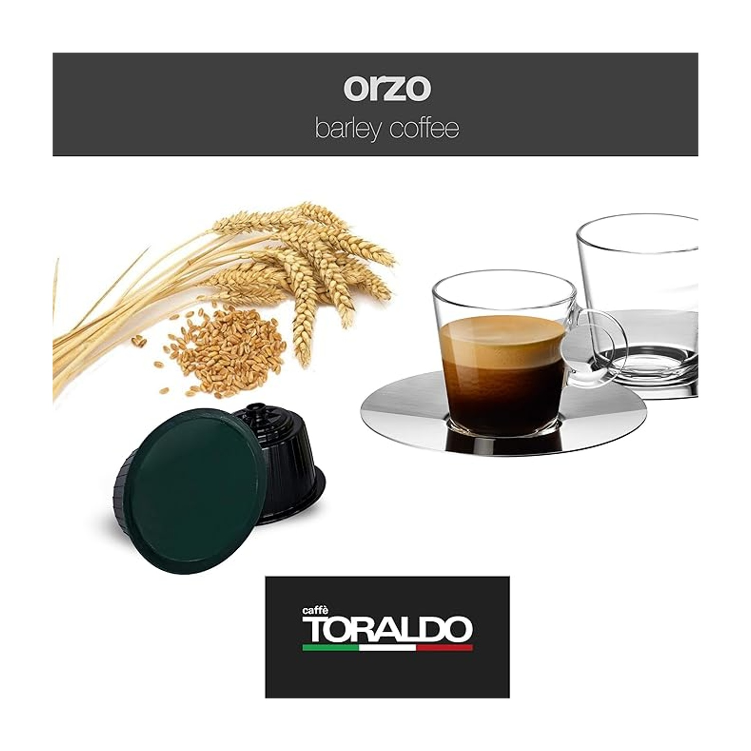 Un'impostazione del caffè con orzo, capsule di caffè e un bicchiere di caffè.