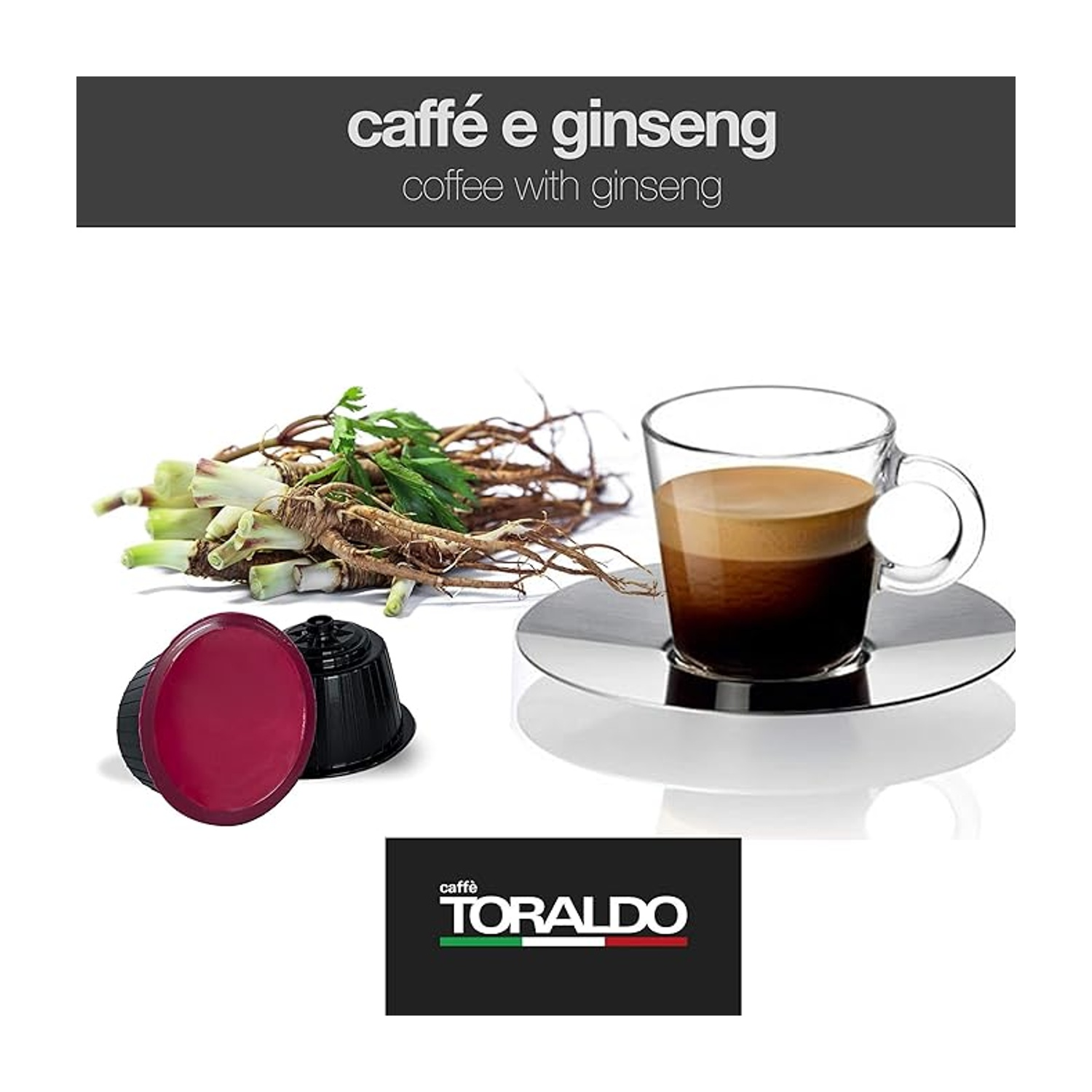 Caffè con ginseng. Un bicchiere trasparente con caffè su un piatto d'argento. C'è un gruppo di radici di ginseng.