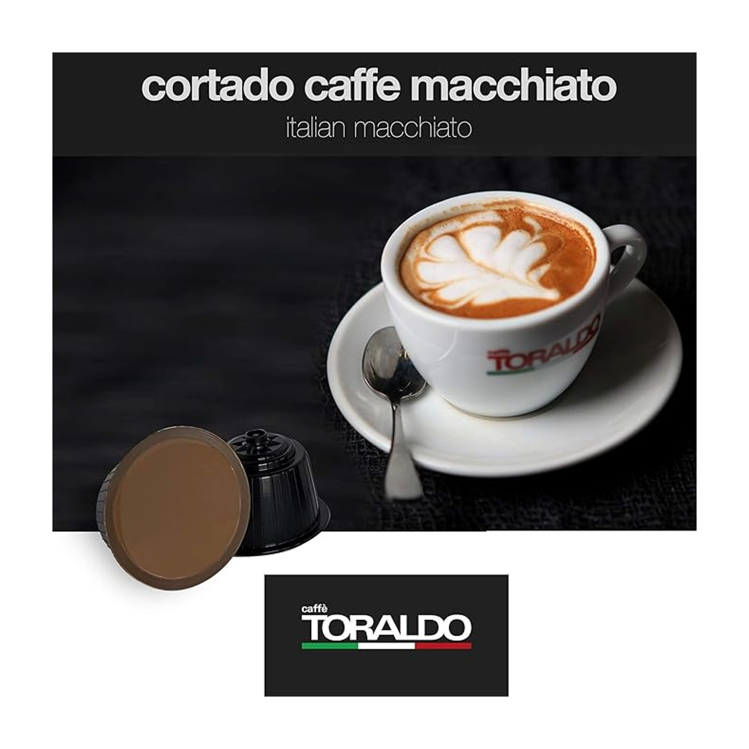 Tazza di caffè con disegno, più capsule di caffè.