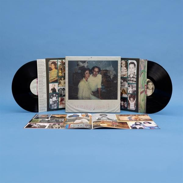 Schallplatten, Cover-Art und ein Booklet auf blauem Untergrund. Fotos und Text sind sichtbar.