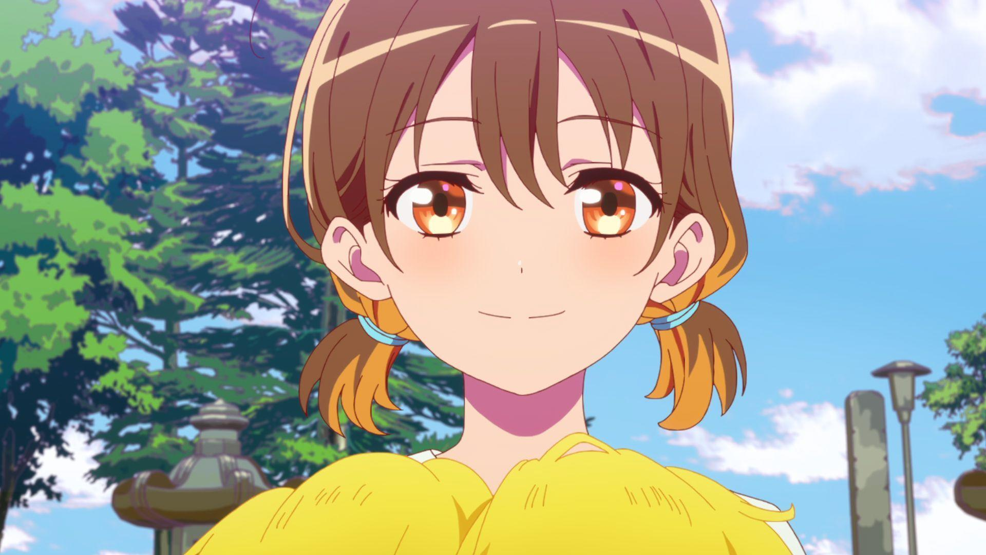 Anime-Mädchen lächelt. Braune Haare in Zöpfen, gelbes Outfit. Blauer Himmel im Hintergrund.