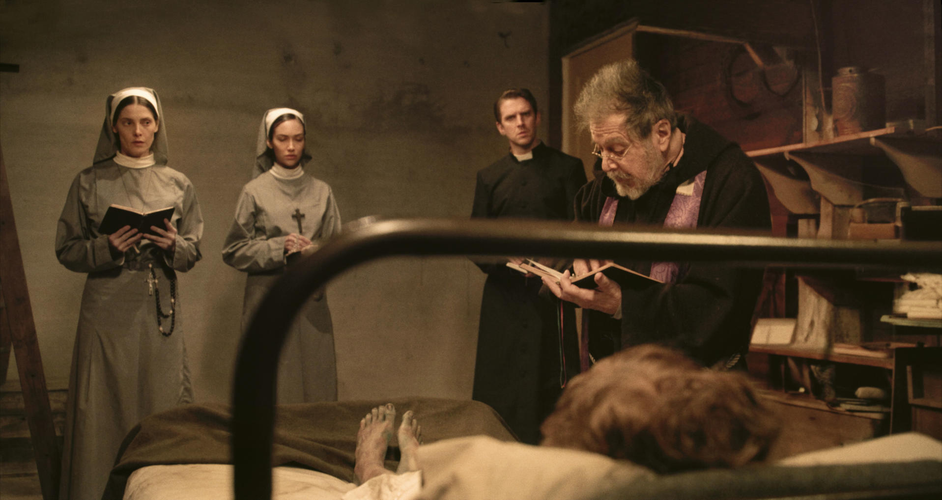 Szene mit Nonnen und einem Priester an einem Bett mit Kranke.