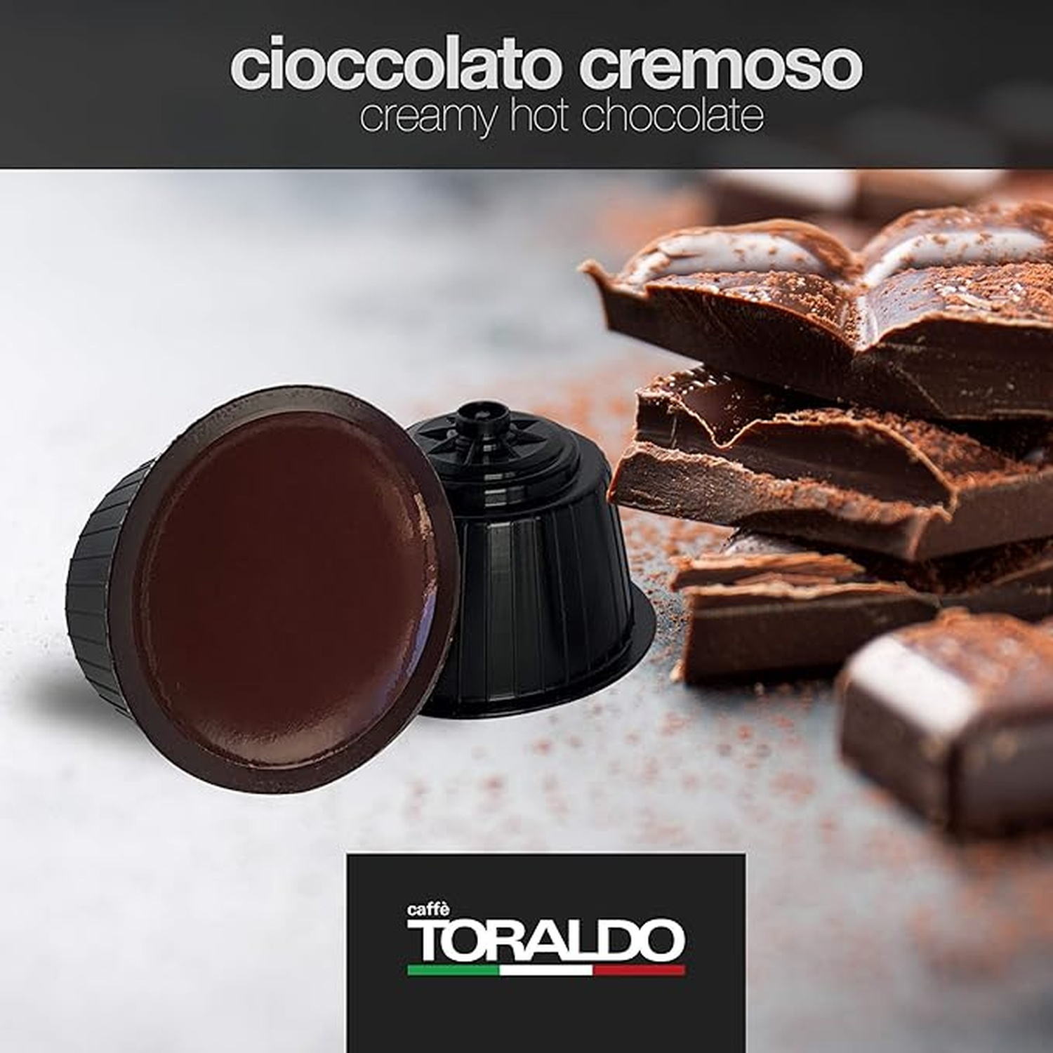 Due capsule di caffè e barrette di cioccolato. Testo: cioccolata calda cremosa.