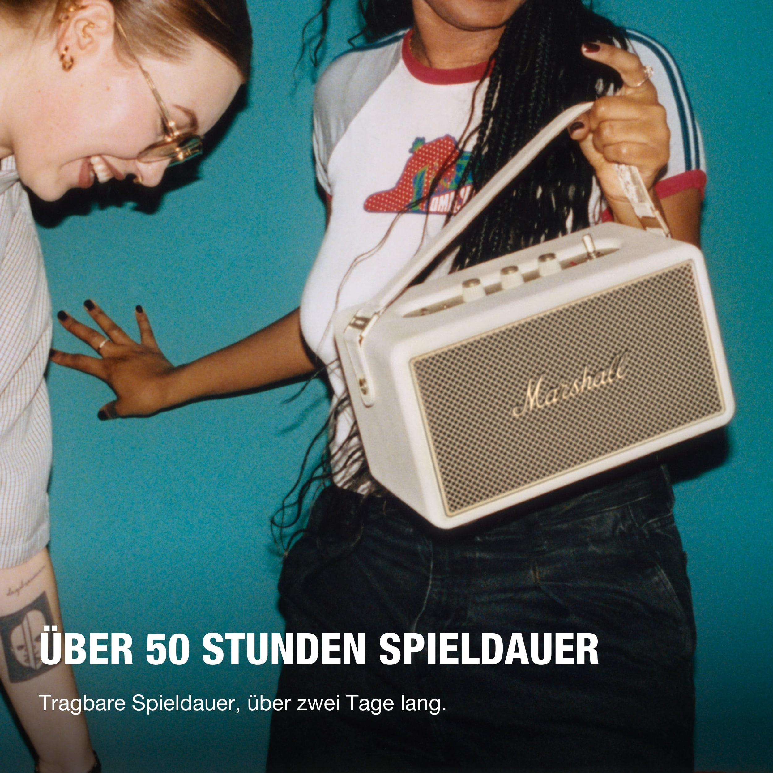 Zwei Frauen mit Lautsprecher. Text auf Deutsch: 'Über 50 Stunden Spielzeit'.