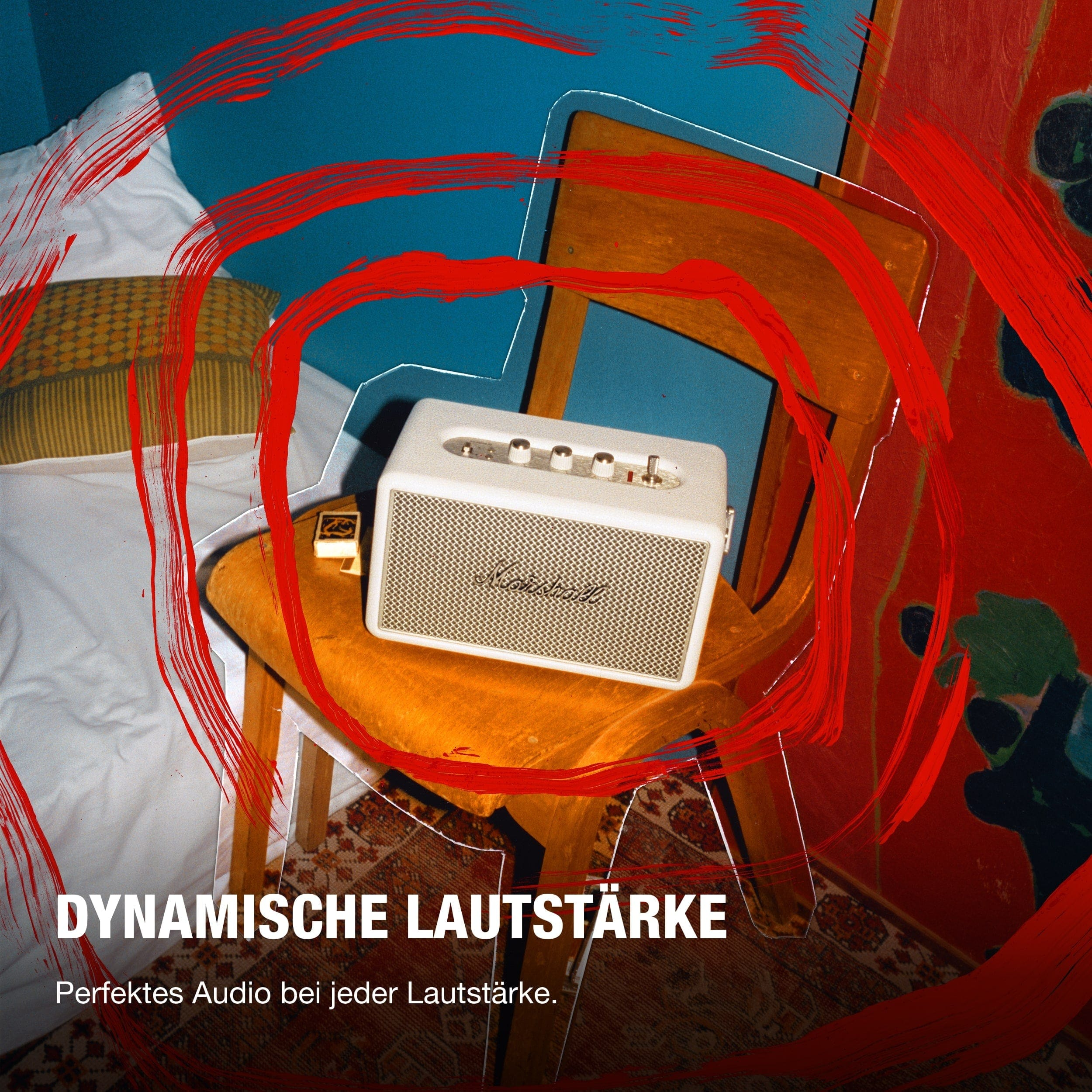 Ein weißer Lautsprecher auf einem Stuhl mit Text: dynamische Lautstärke.