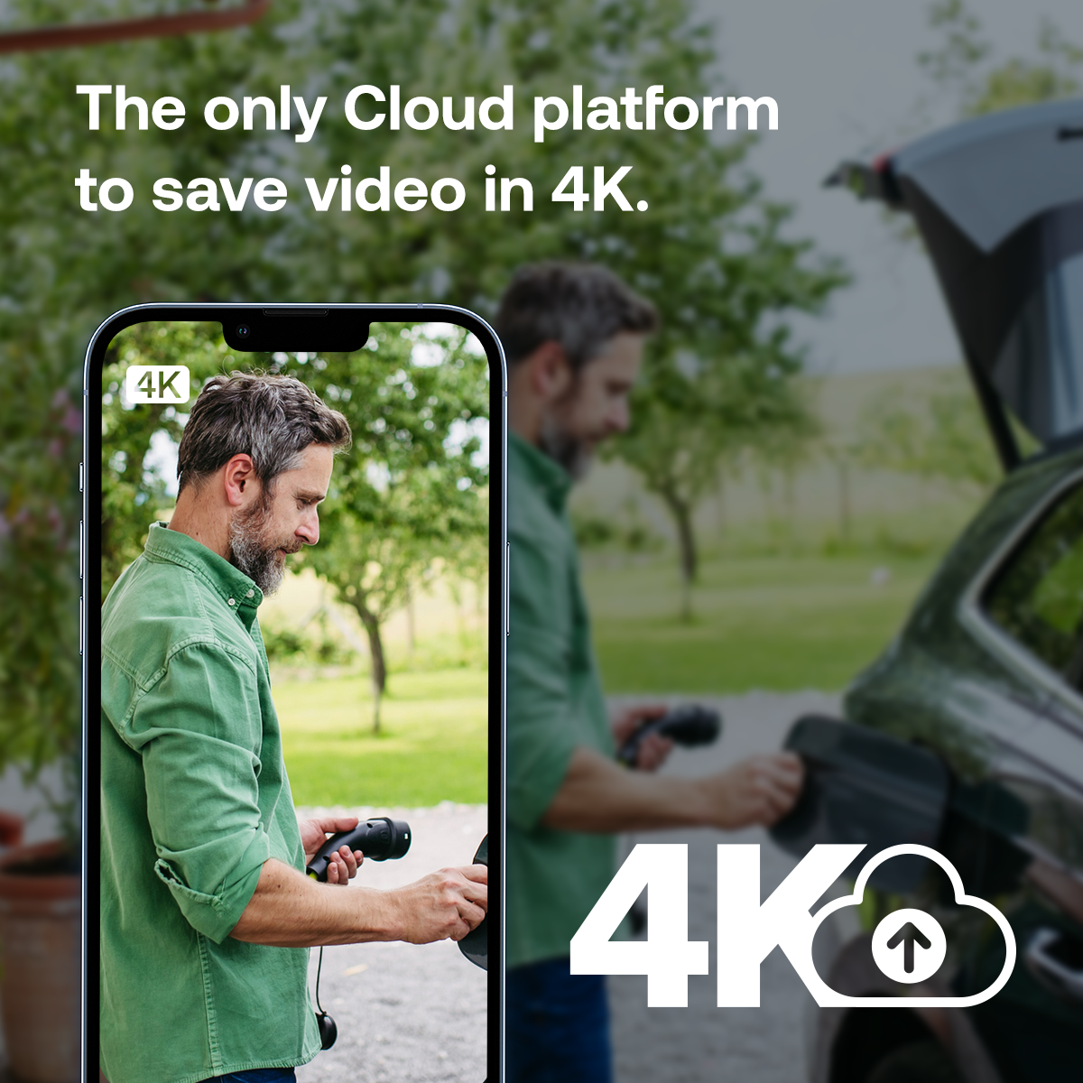 Mann lädt Elektroauto, Telefon zeigt 4K-Video und Wolkensymbol.