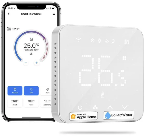 Okostelefon termosztát alkalmazással egy fehér termosztát mellett, ami 26,5°C-t mutat.
