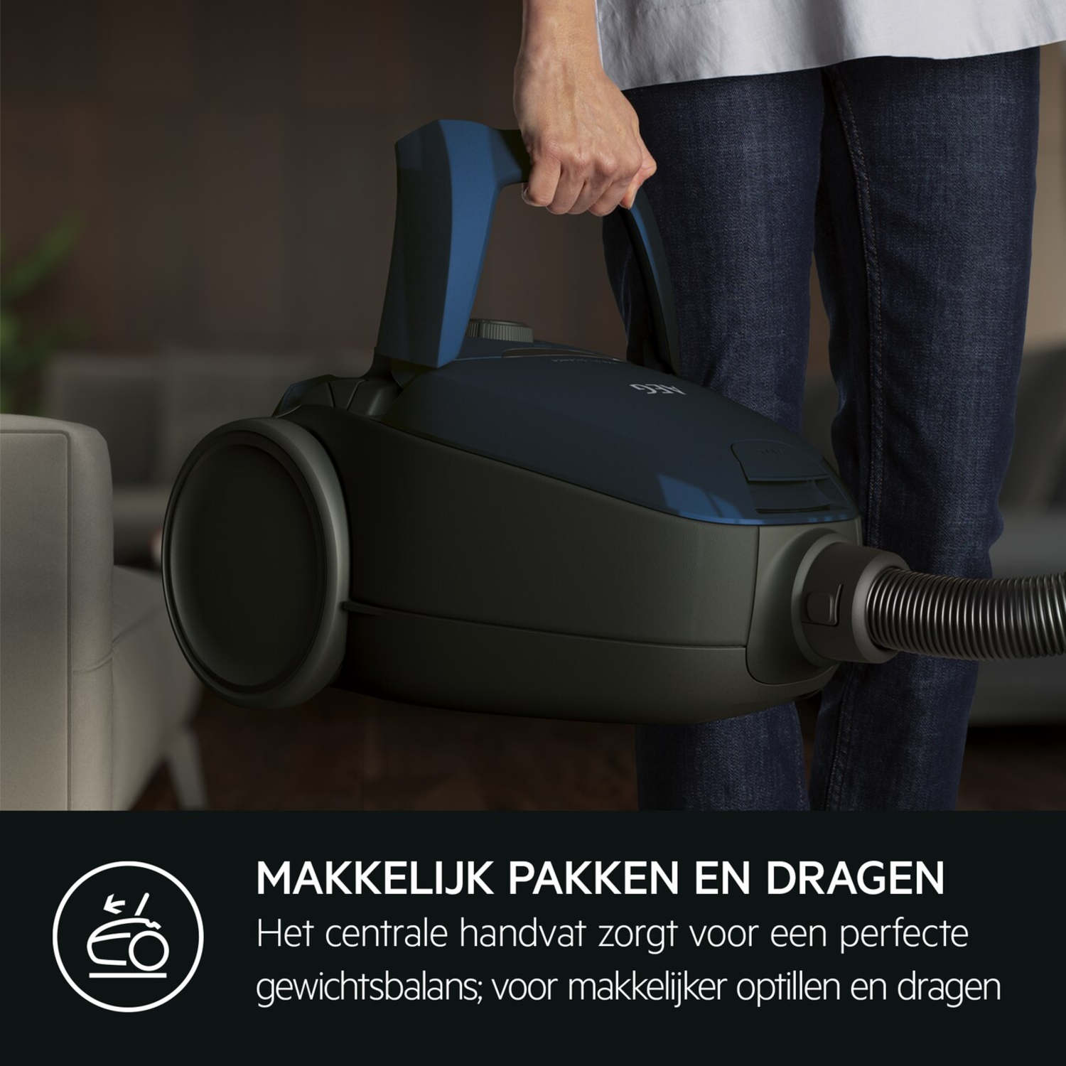 A person holding a dark blue AEG vacuum cleaner, text: 'Makkelijk pakken en dragen'.