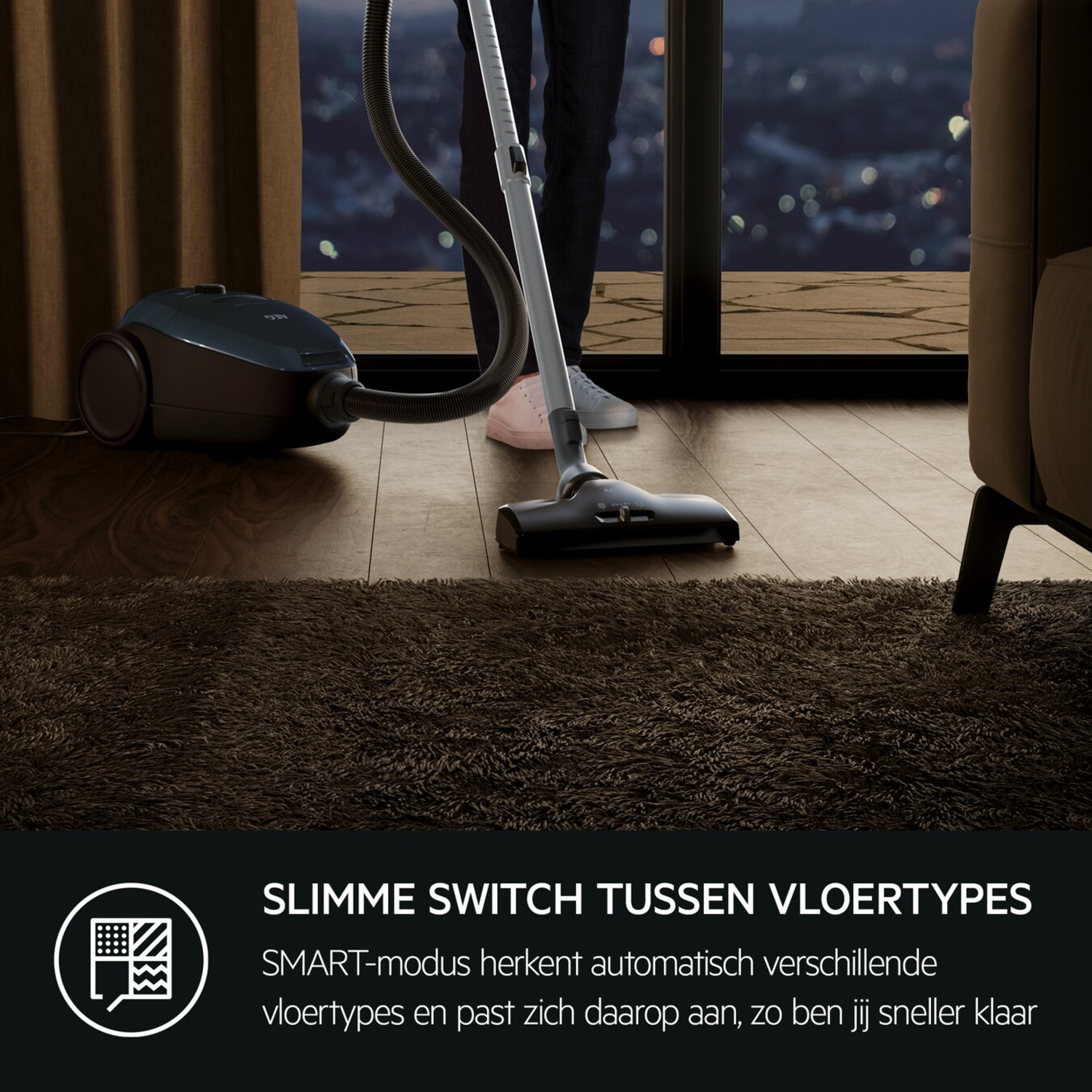 Person vacuuming a carpeted room with an AEG vacuum, text: 'Slimme switch tussen vloertypes'.