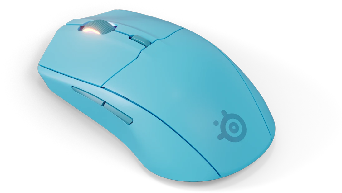 Világoskék gaming egér oldalsó gombokkal és görgetőkerékkel, fekete háttéren.