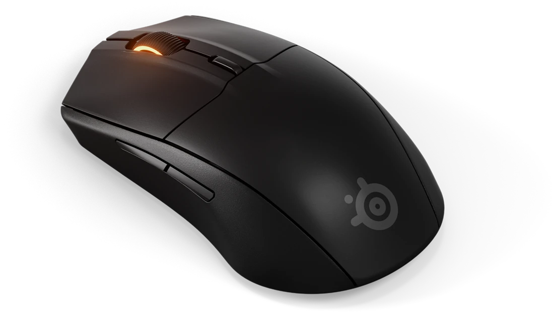 Fekete vezeték nélküli gaming egér fekete felületen. A SteelSeries logója az oldalon látható.