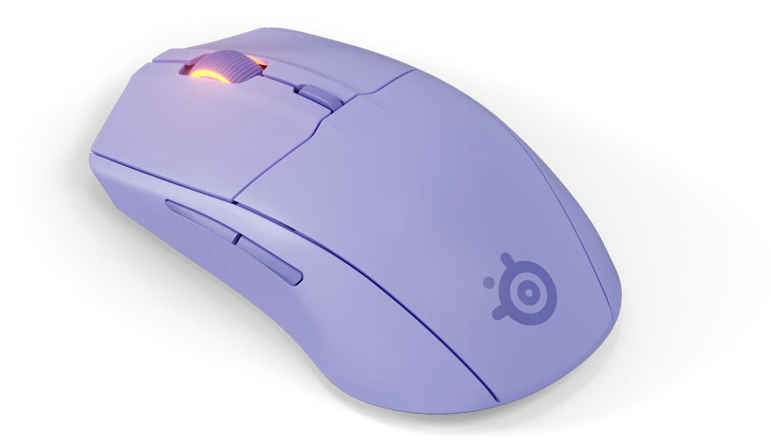 Lila gamer egér narancssárga görgetőkerékkel és oldalsó gombokkal. SteelSeries logó fekete háttéren.