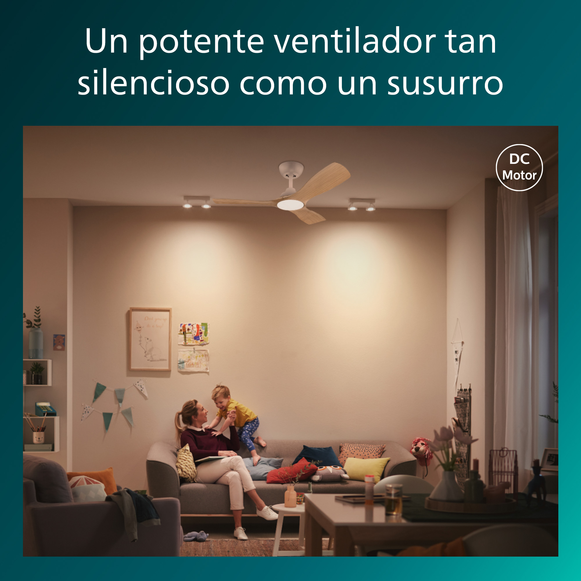 Escena de salón con ventilador de techo, sofá y personas.