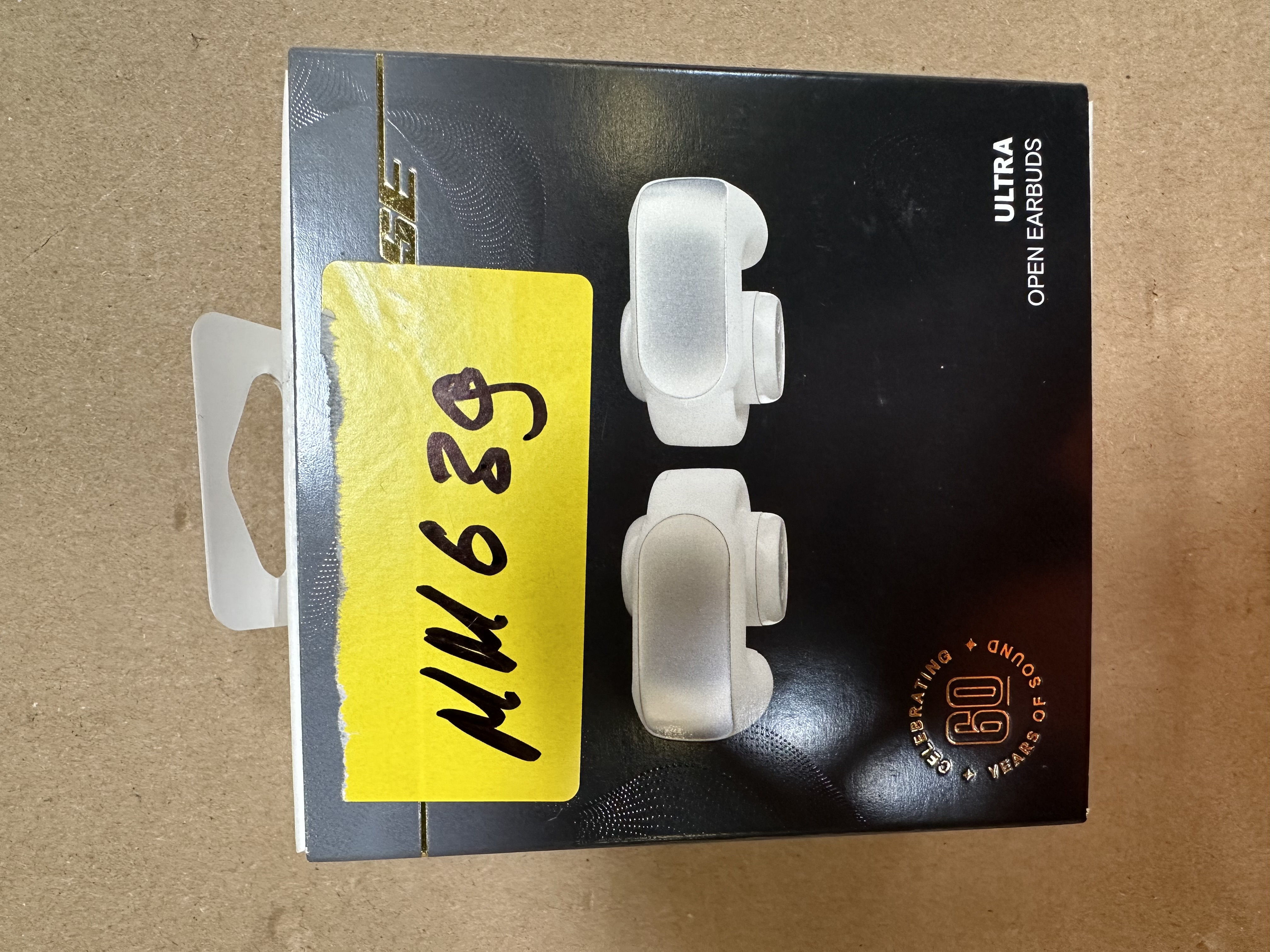 Słuchawki znajdują się w otwartym etui ładującym, ukazując słuchawki.