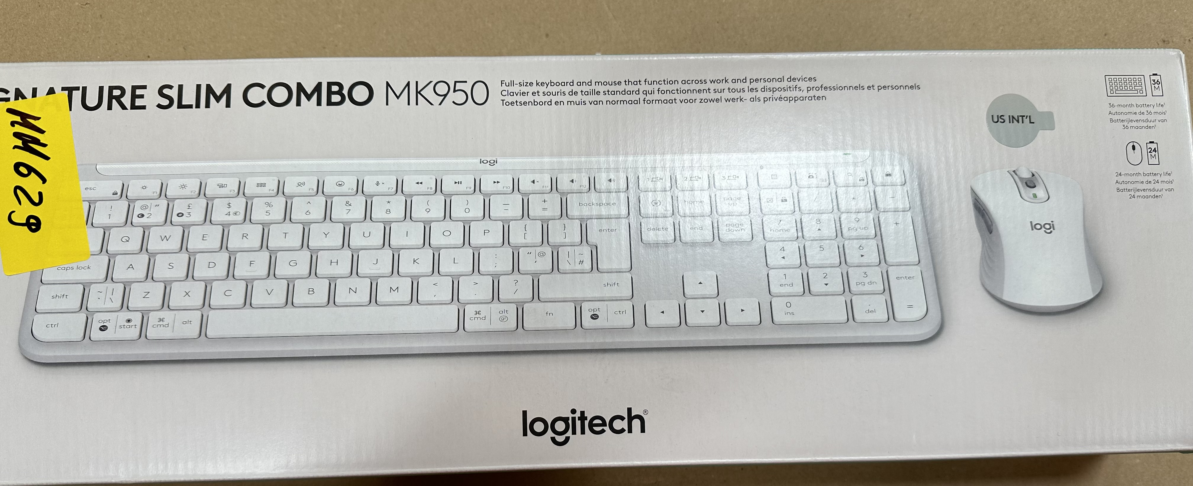 Biały zestaw klawiatura i mysz Logitech na pudełku. Klawiatura ma białe klawisze, a mysz jest kompaktowa.