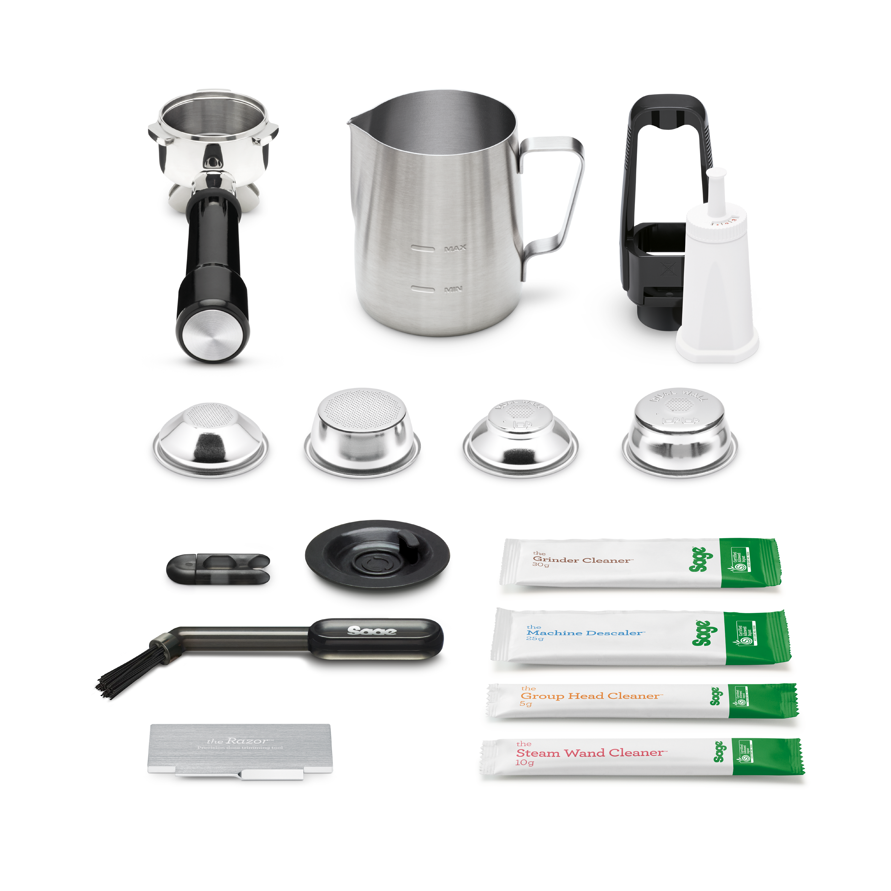 Espressomaschinenzubehör, einschließlich Siebträger, Milchkanne und Reinigungswerkzeuge.