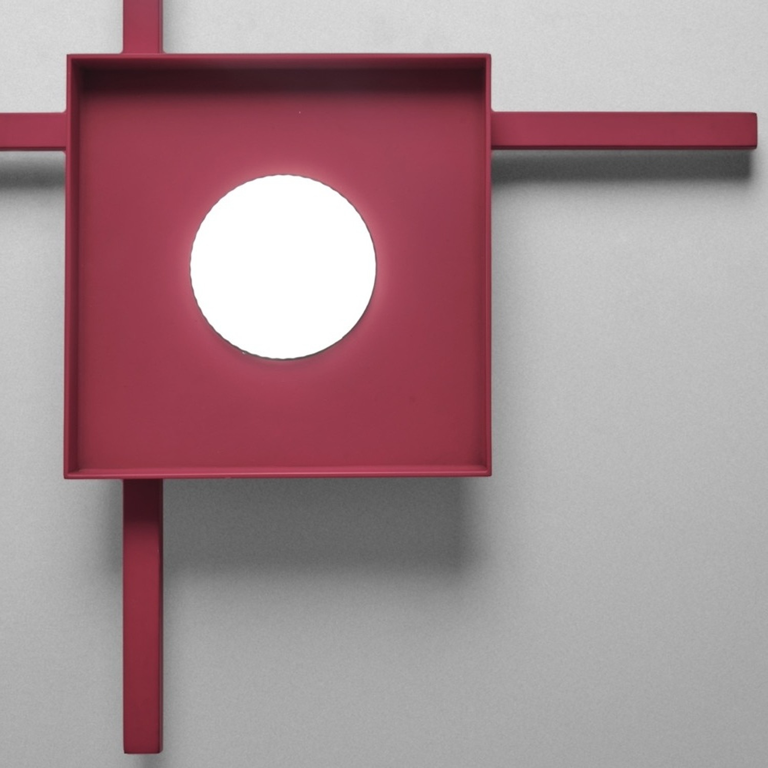 Quadrato rosso con un cerchio bianco al centro e linee rosse che si estendono.