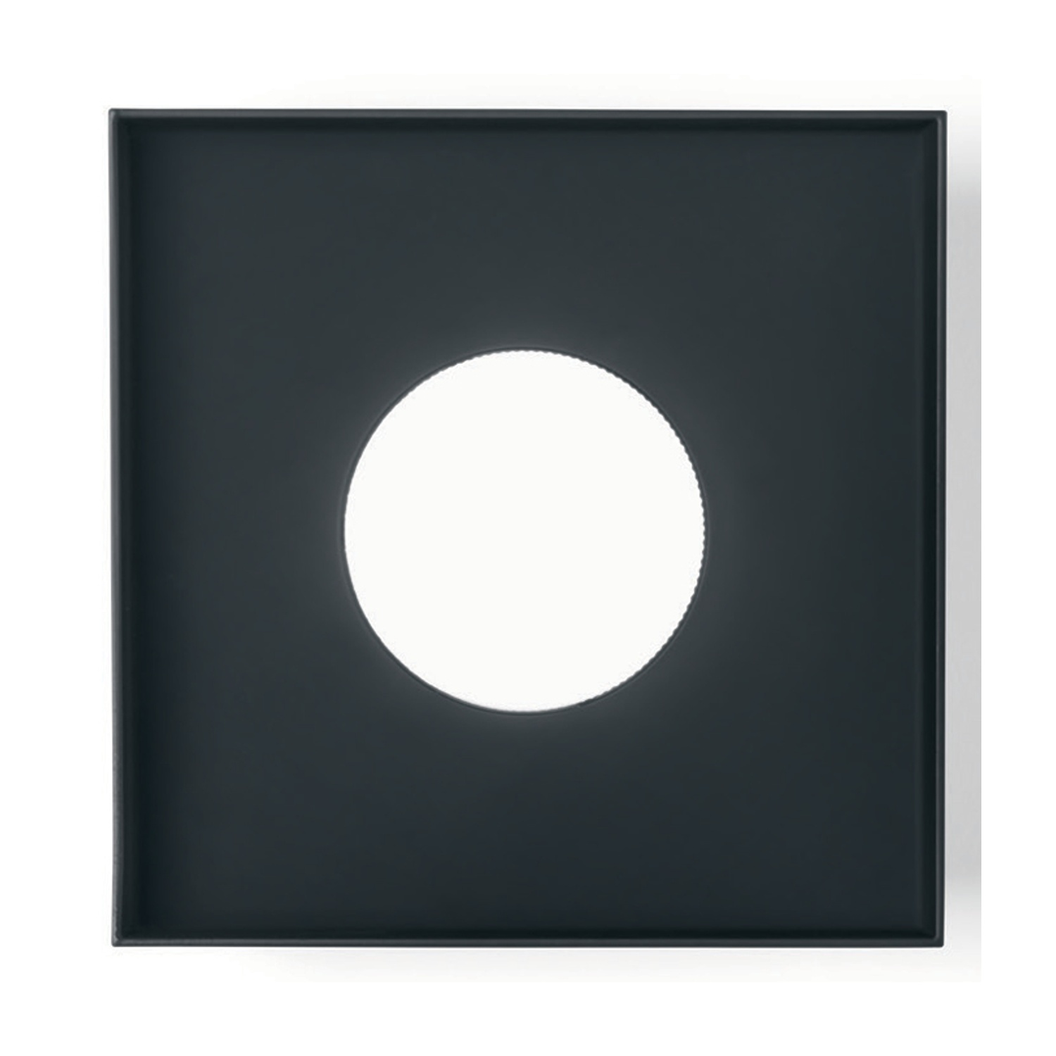 Un quadrato nero con un cerchio bianco al centro, creando un design semplice e pulito.