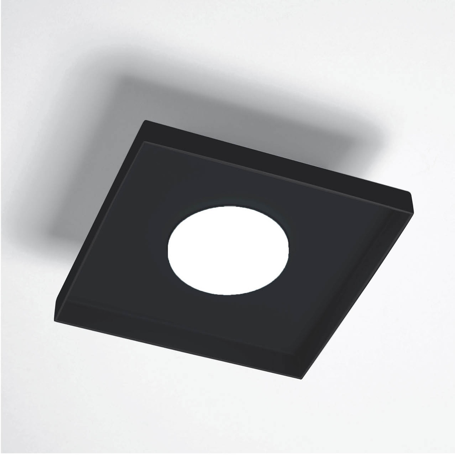 Quadrato nero, foro centrale, angolato, sfondo bianco.