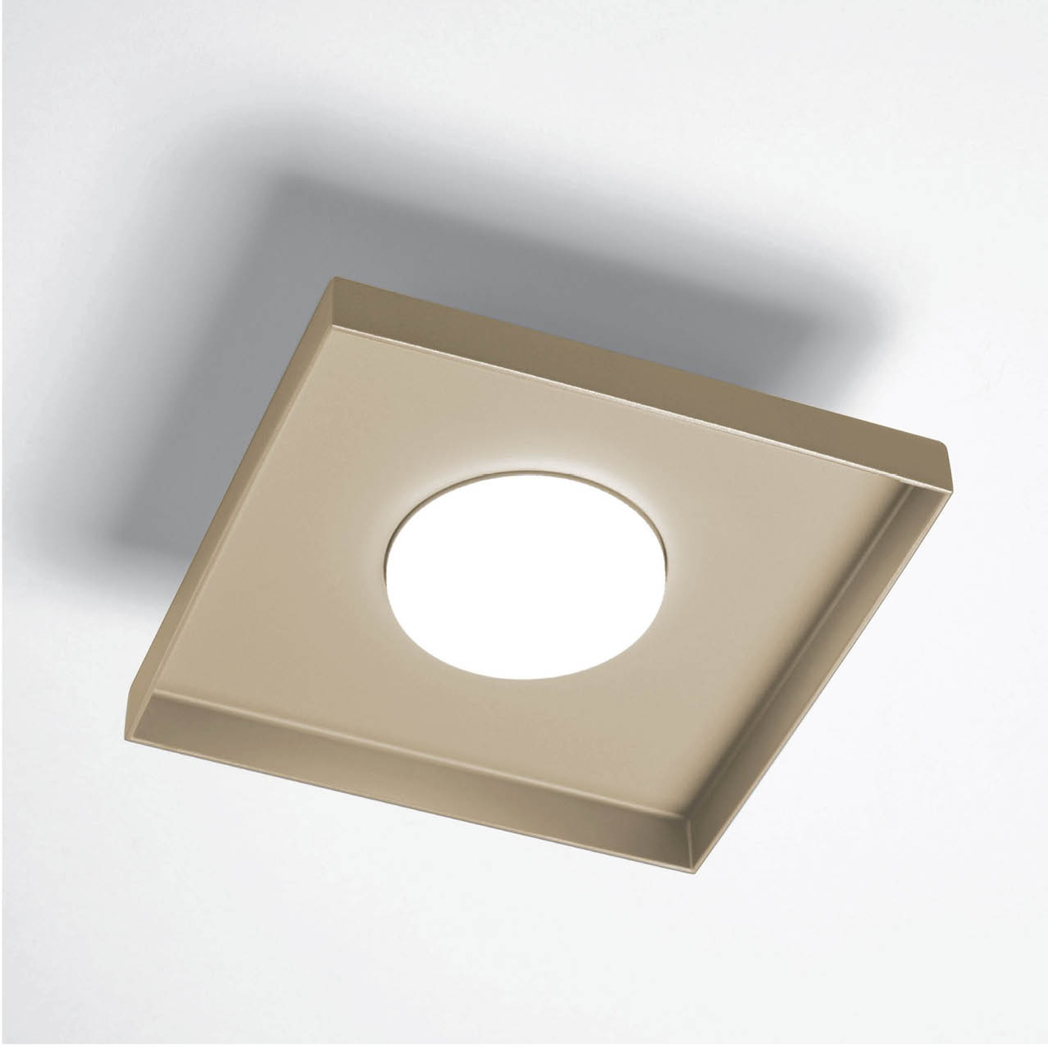 Quadrato beige, foro centrale, angolato, sfondo bianco.