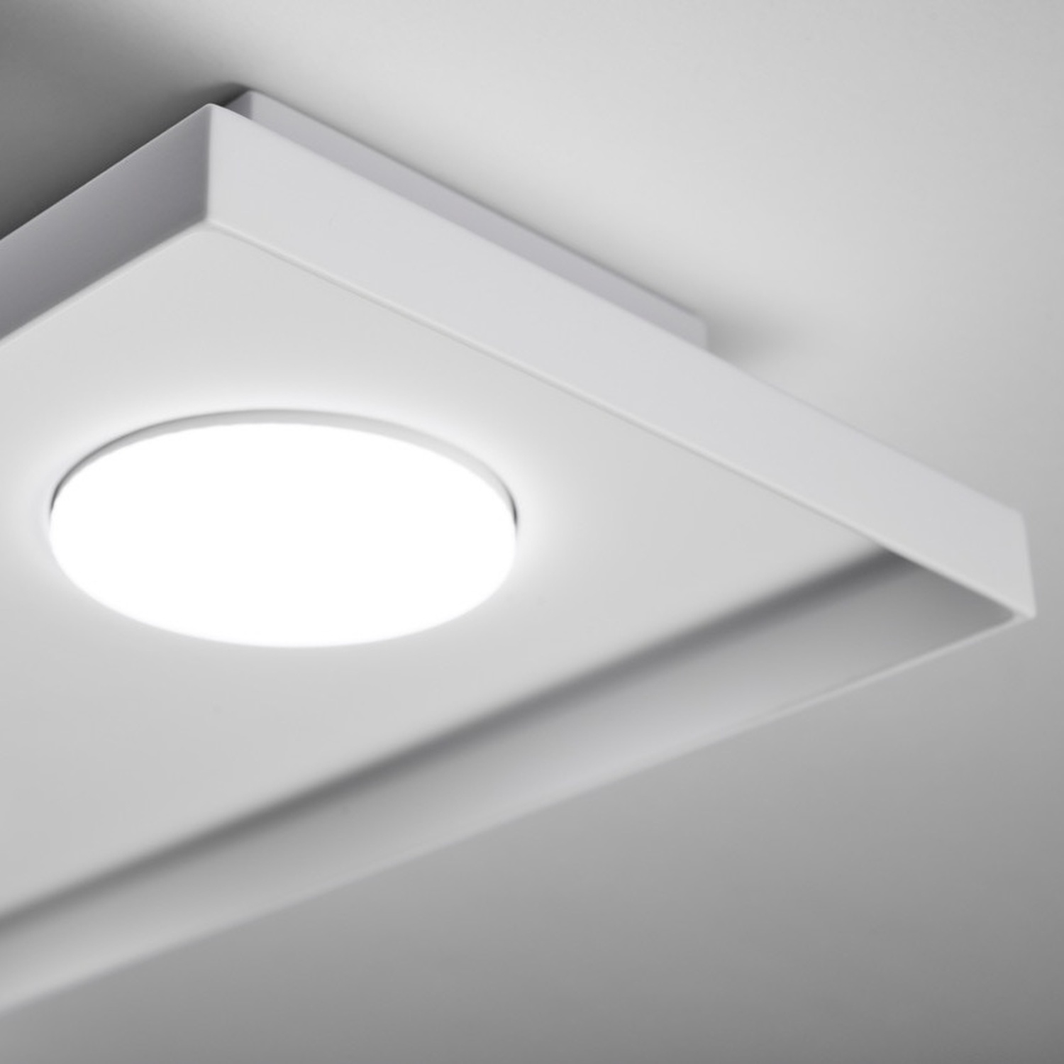 Friggitrice ad aria nera con dimensioni e testo su un bancone di legno.