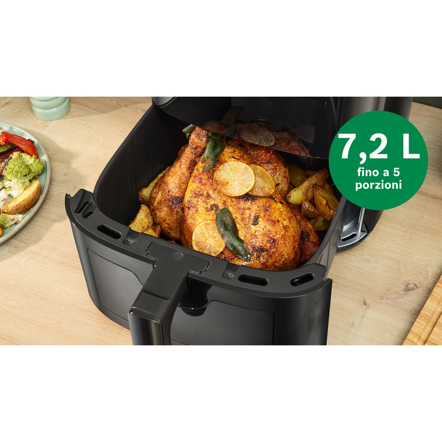 Friggitrice ad aria con pollo, patate e limoni cotti. Mostra capacità 7,2L e dimensioni porzioni.