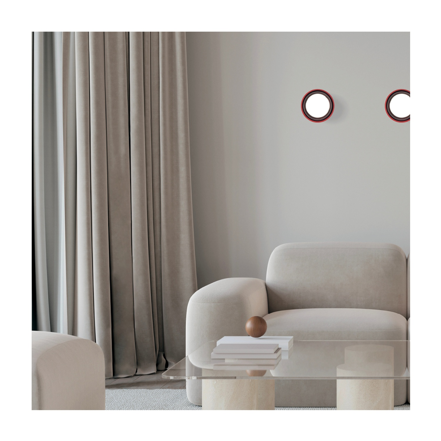Un interno con un divano, tende e due specchi incorniciati.
