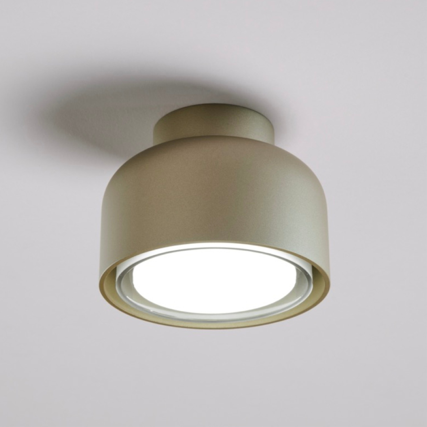 Lampada da soffitto moderna, verde oliva, rivolta verso il basso, forma rotonda.