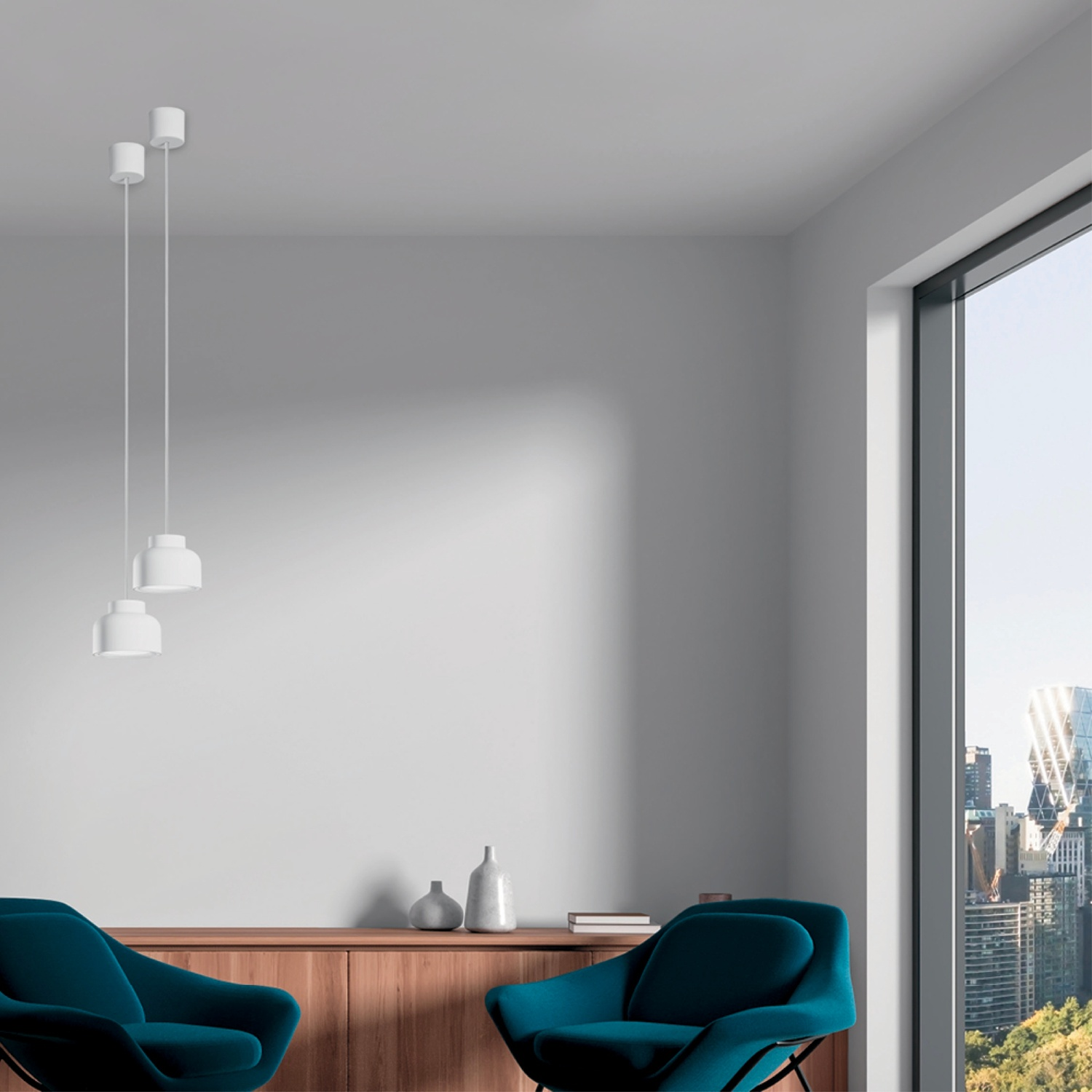 Soggiorno con sedie turchesi, mobile in legno, lampade bianche e vista sulla città dalla finestra.