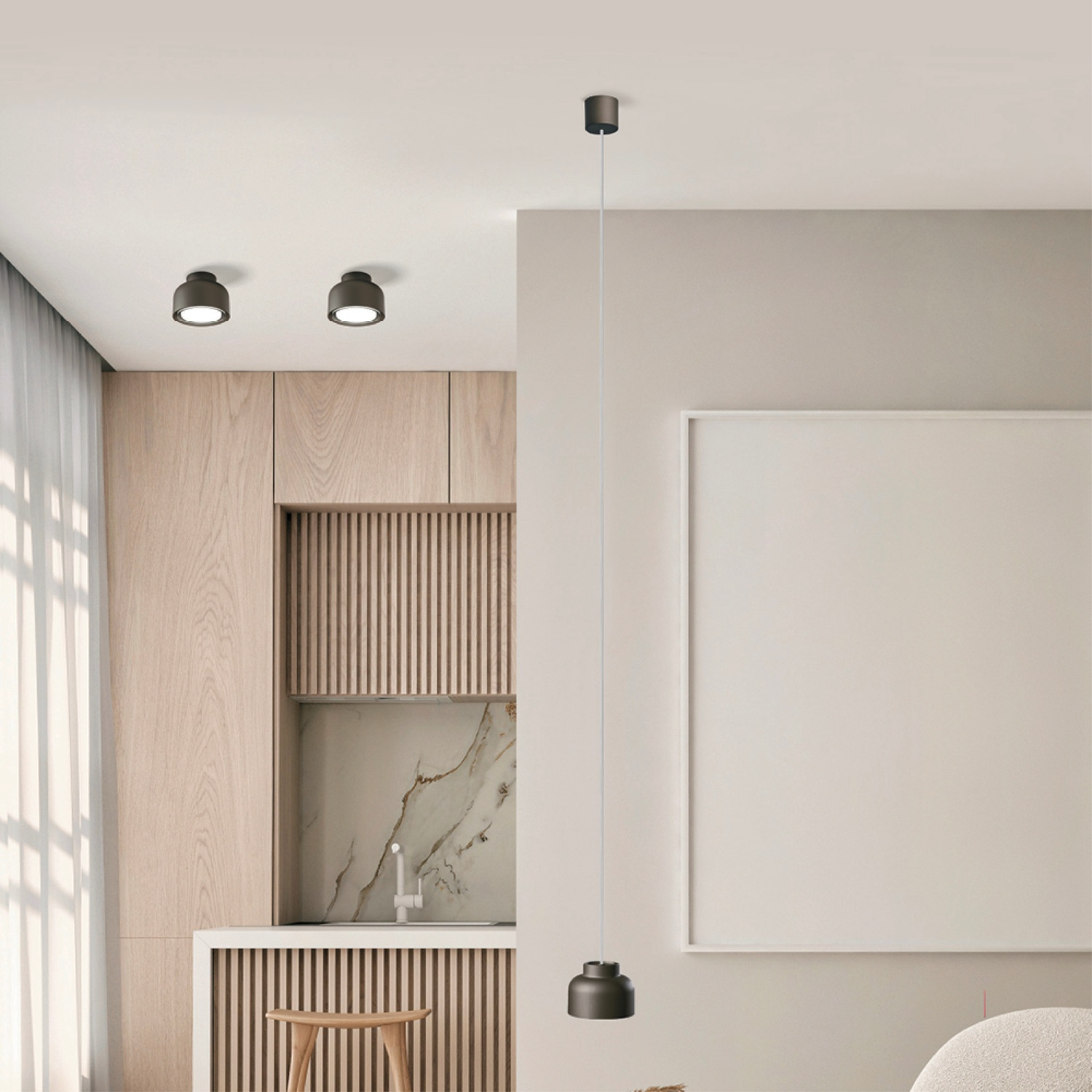 Interno: cucina moderna con due lampade a soffitto e una lampada a sospensione. Mobili in legno, parete bianca, sgabello.