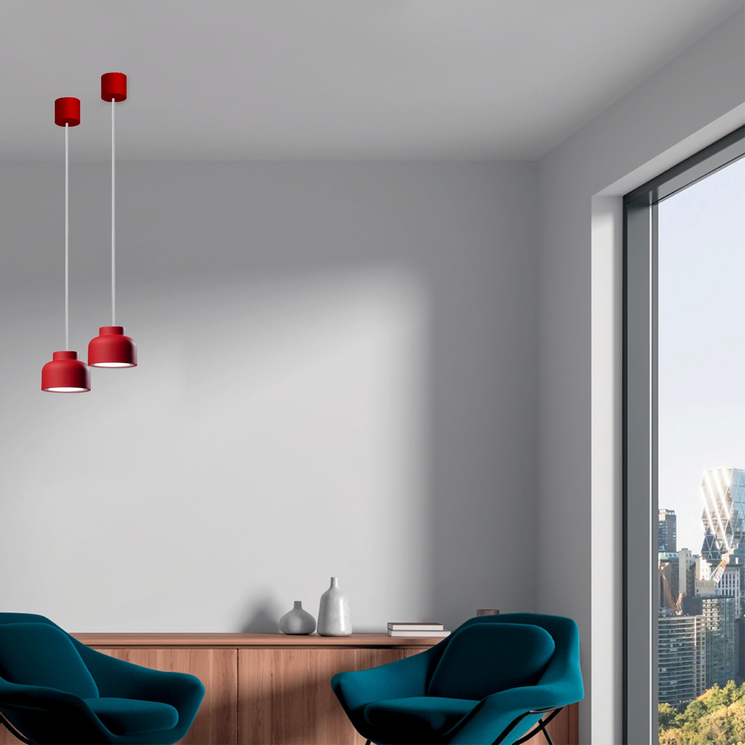 Scatto d'interni con due lampade a sospensione rosse. Sedie turchesi, mobile in legno e vista sulla città attraverso una finestra.