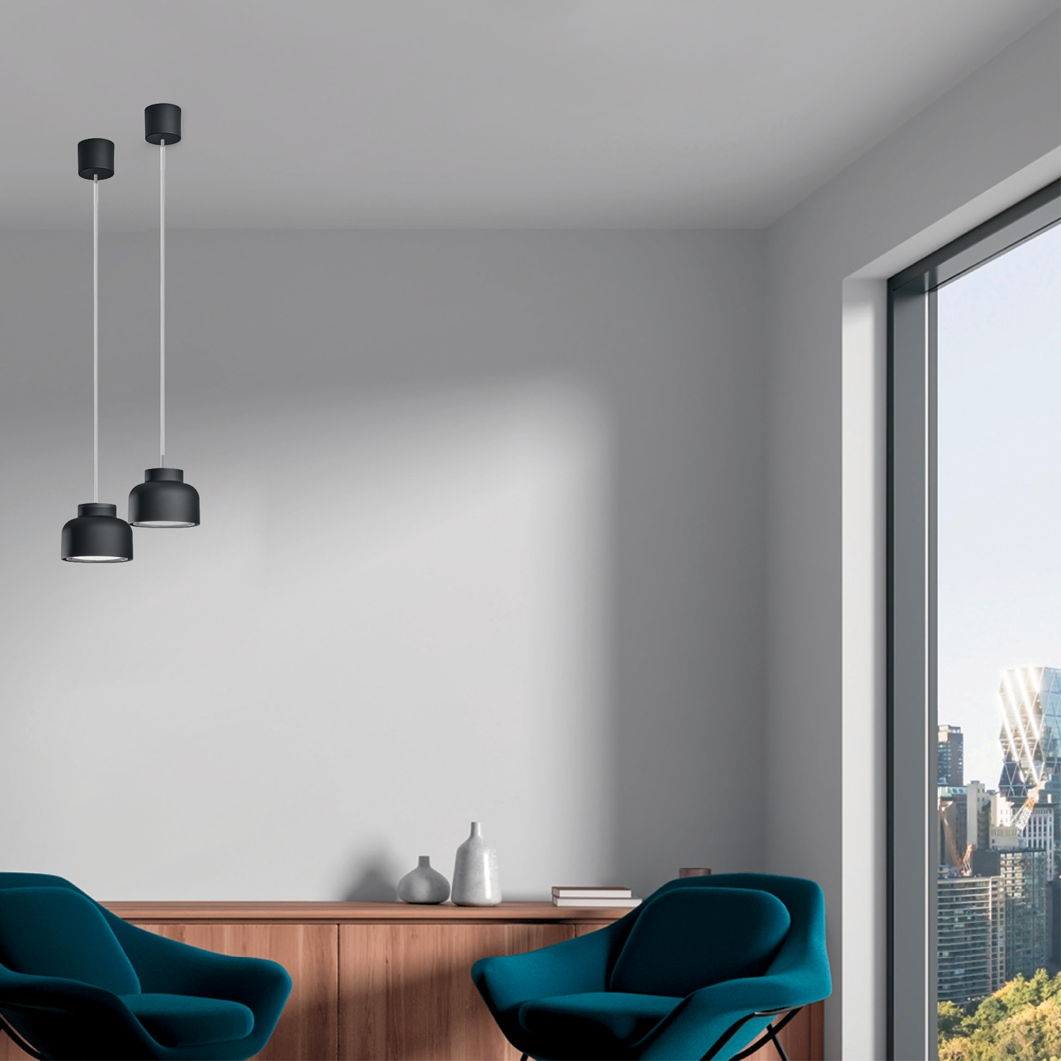 Soggiorno con lampade a sospensione, sedie blu, vista sulla città.