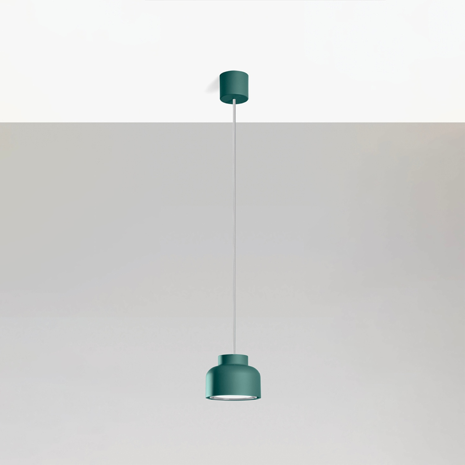Una lampada a sospensione verde è appesa al soffitto.