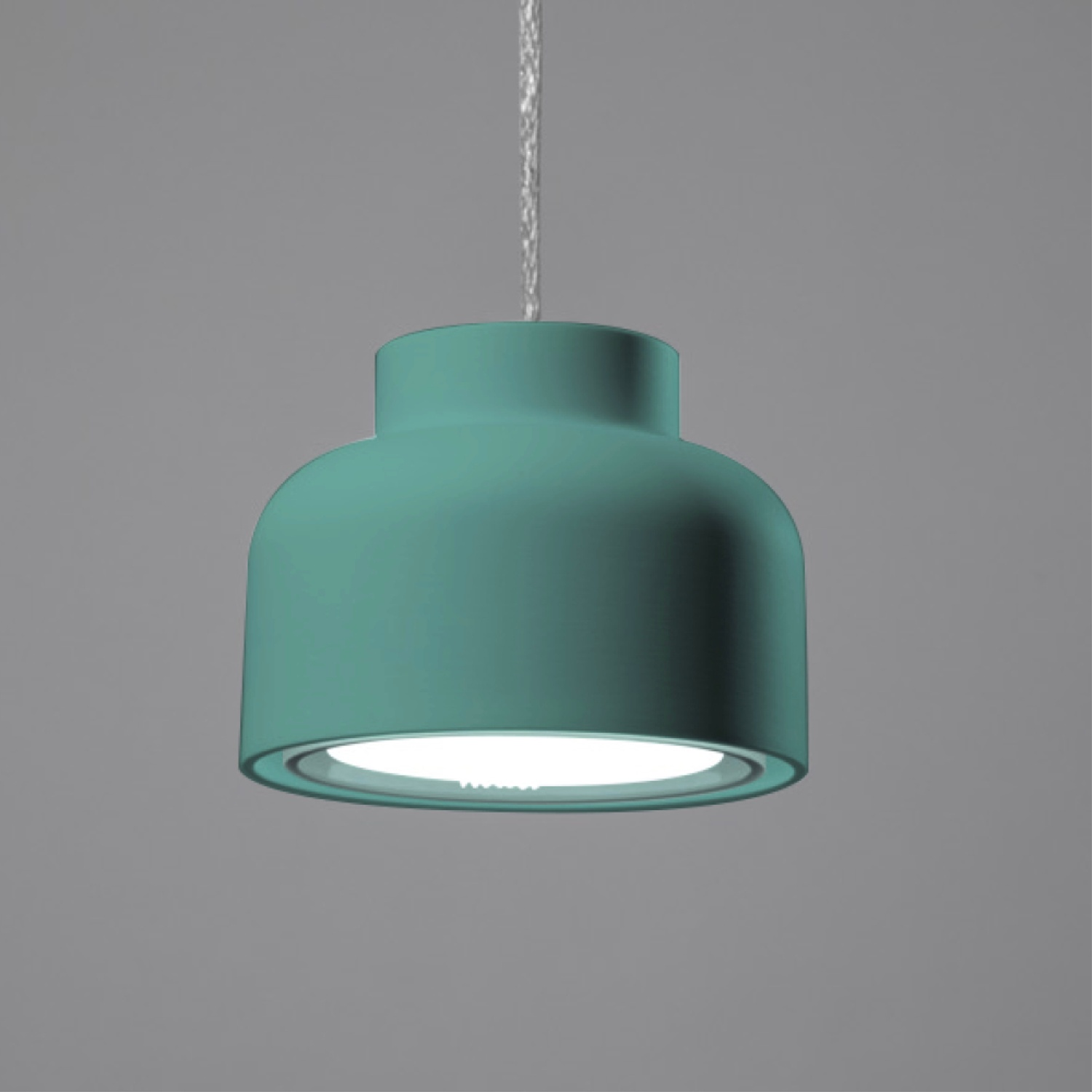 Una lampada a sospensione turchese appesa a un sottile cavo bianco. La luce è a forma di cupola.