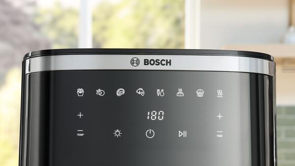 Schwarze Heißluftfritteuse mit Digitalanzeige. Bosch-Logo oben.