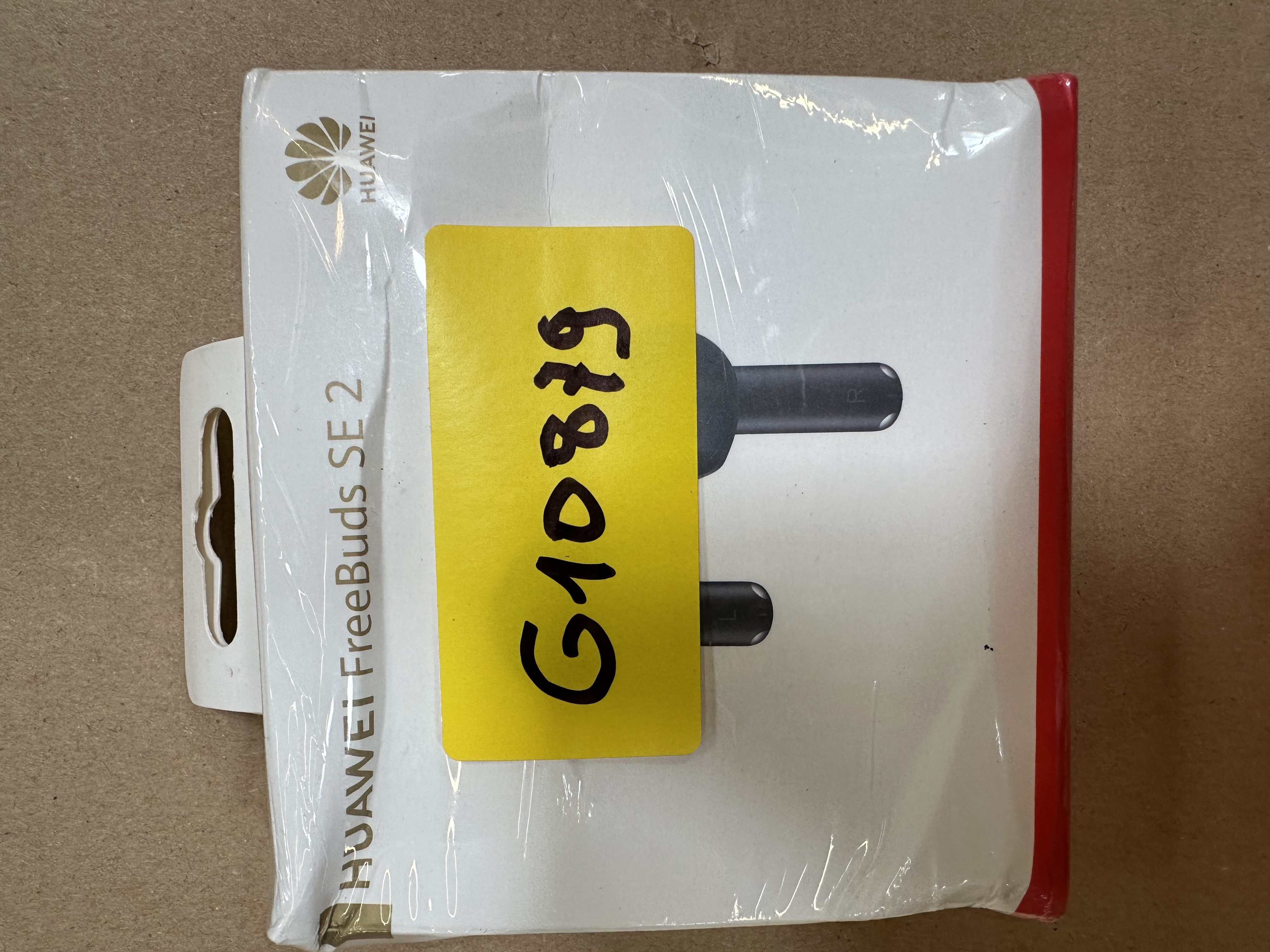 Białe pudełko z Huawei FreeBuds SE 2, żółta etykieta z G10879.