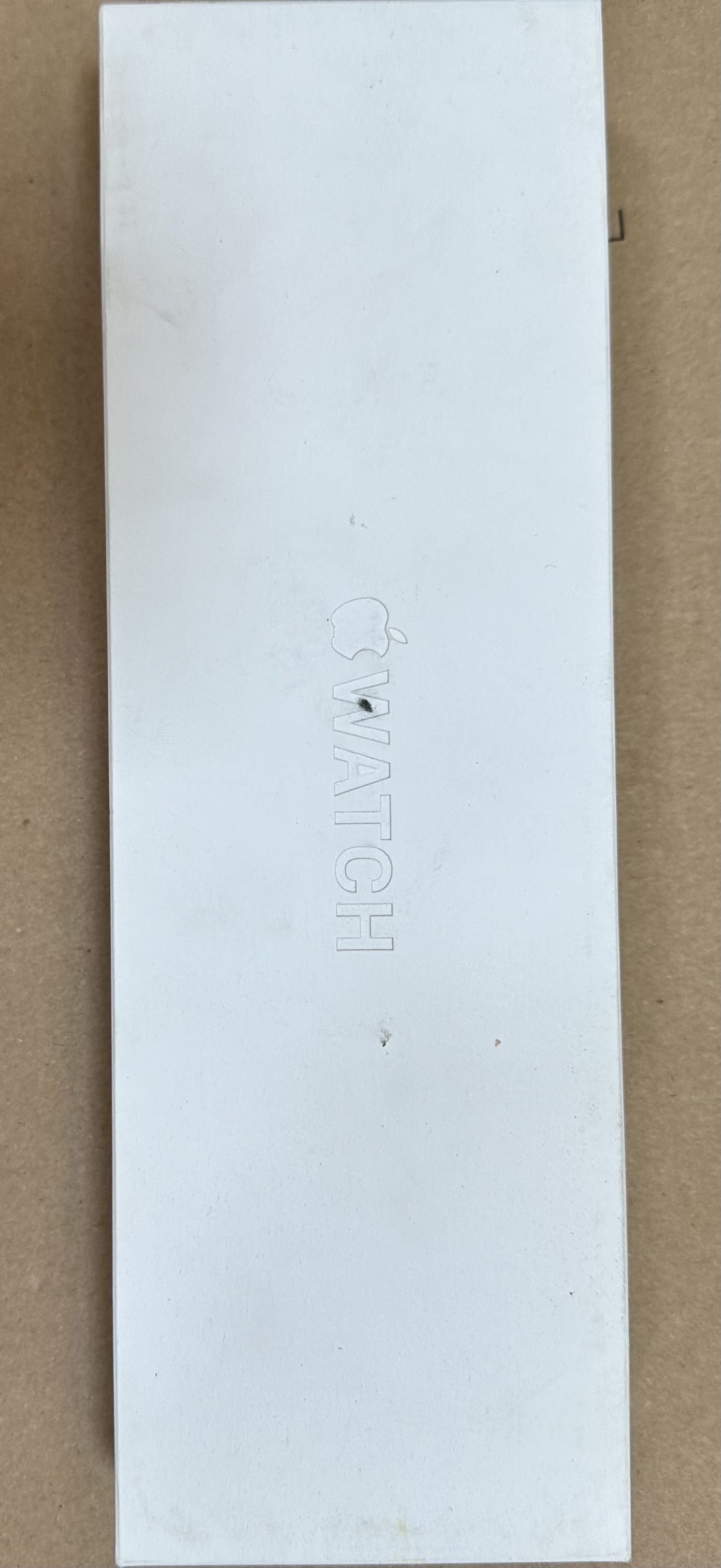 Pudełko Apple Watch, białe, z logo Apple i tekstem WATCH. Prostokątny kształt.