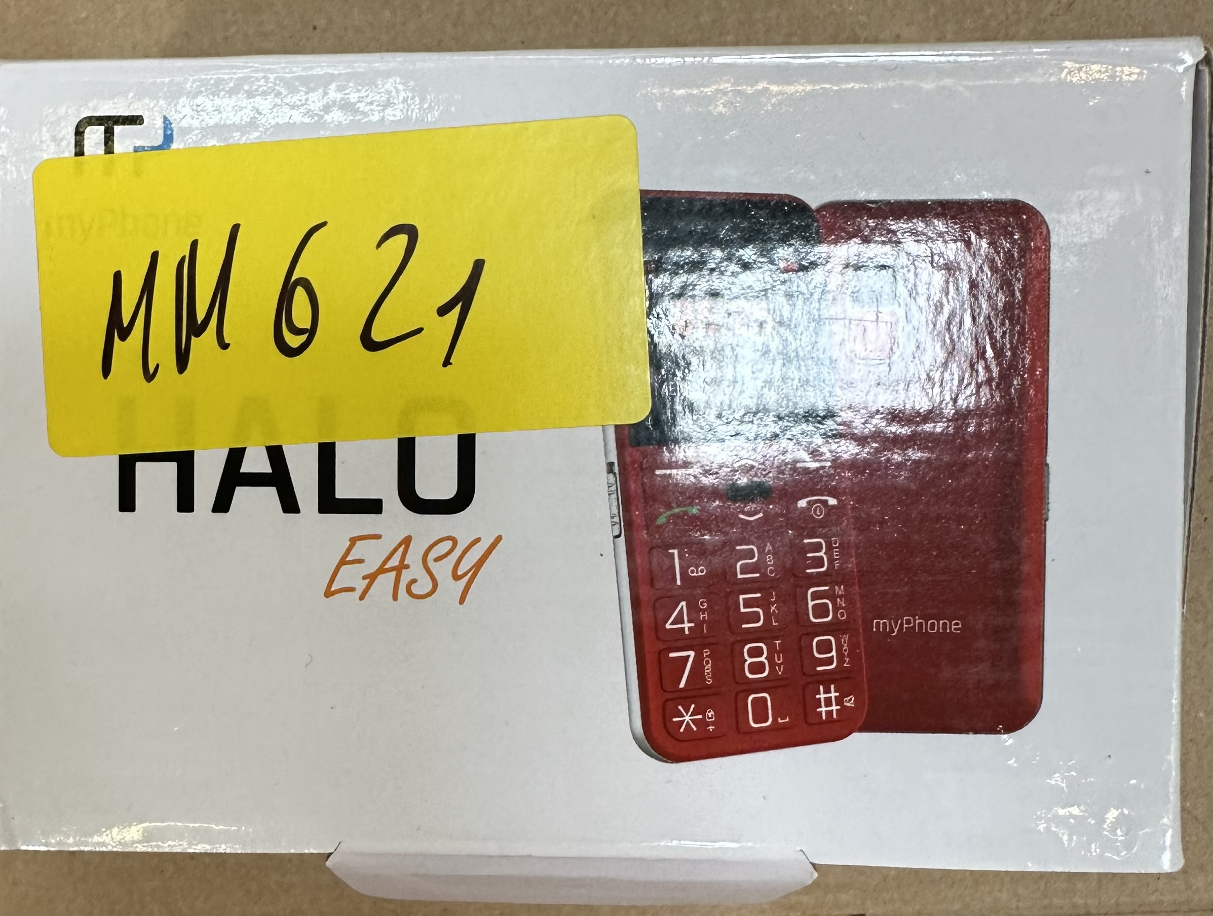 Pudełko z czerwonym myPhone, żółta naklejka z "MM 621" i słowem "HALO EASY".
