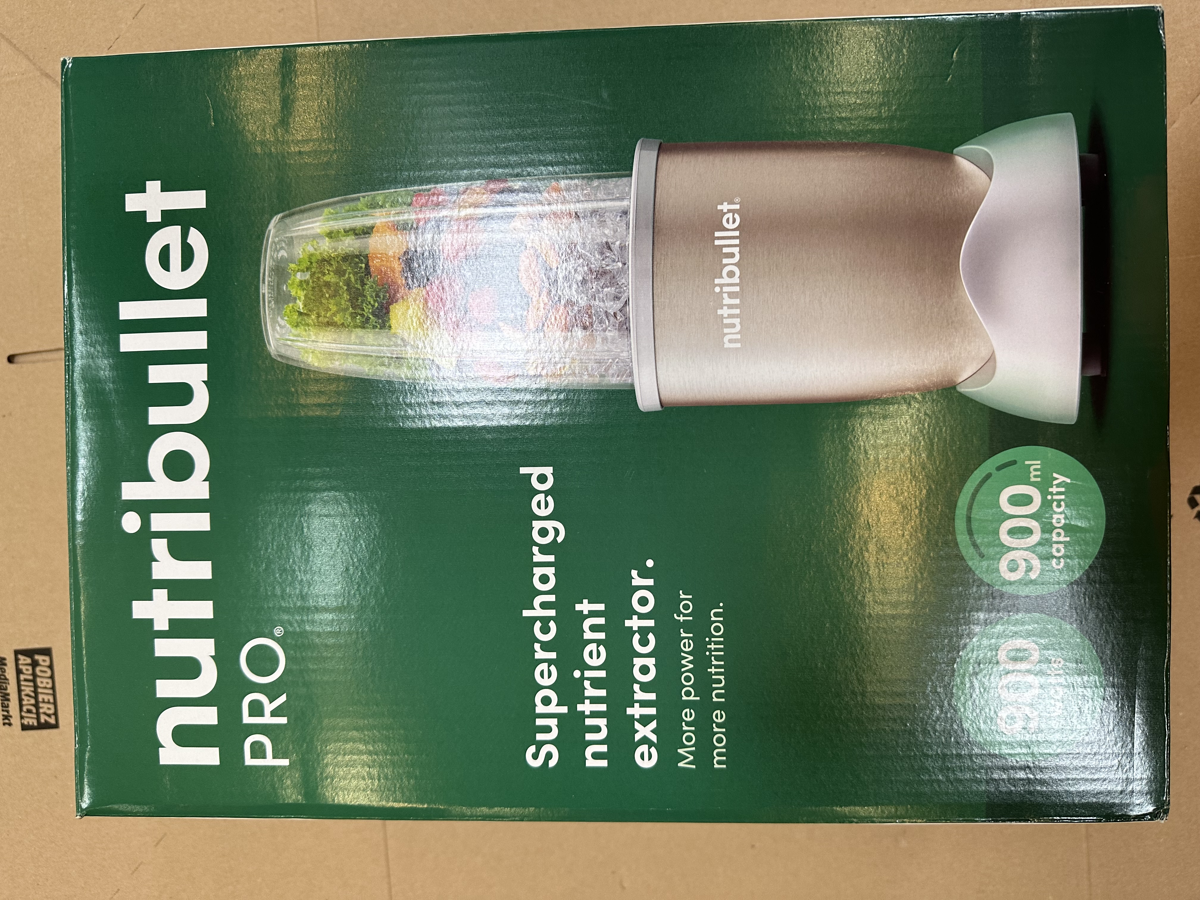 Pudełko Nutribullet Pro. Ma blender i napis 'Supercharged nutrient extractor'.