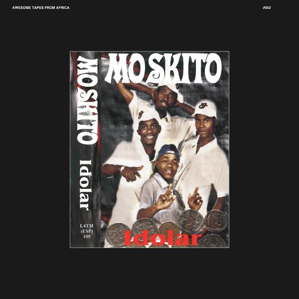 Albumcover mit vier Männern in weißen Hemden und Hüten. Titel: Moskitto Idolar. Schwarzer Hintergrund.