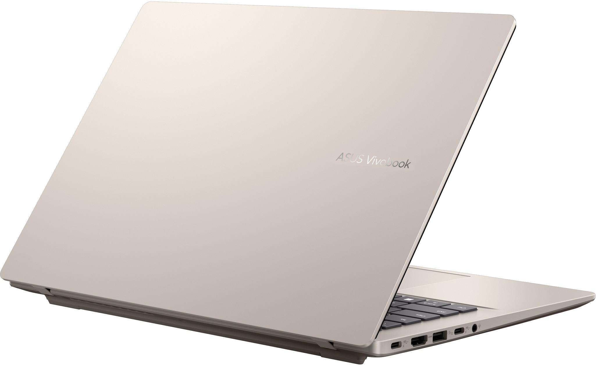 Egy Asus Vivobook laptop, zárt, hátulját mutatja a márka logójával, kissé szögben.