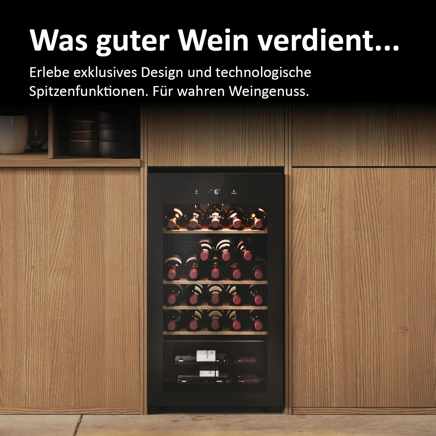 Weinkühler in einer Küchenumgebung. Text hebt exklusives Design und technologische Features für Weingenuß hervor.
