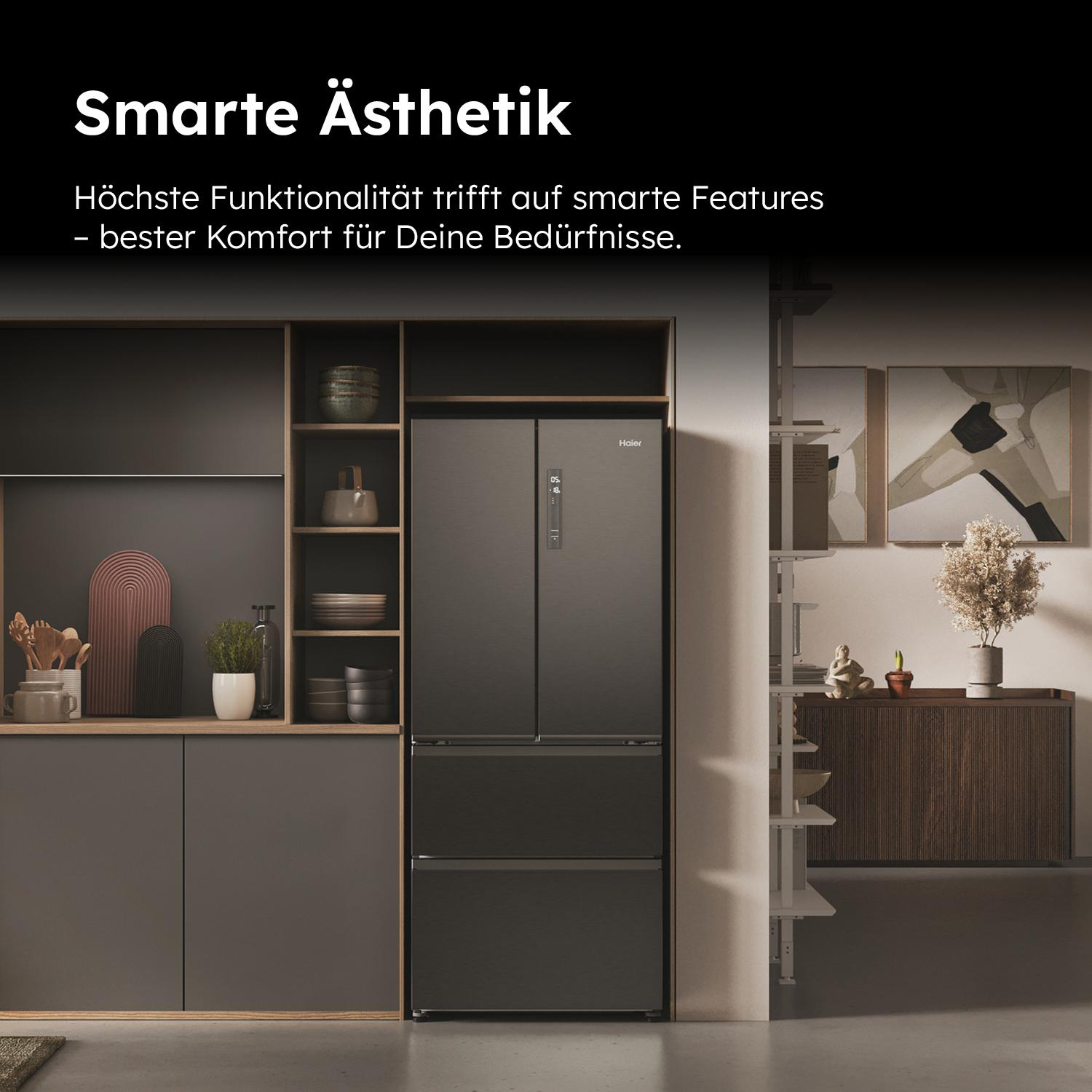 Ein schwarzer Kühlschrank steht in einer grauen und dunklen Holzküche. Es ist eine moderne Küche.