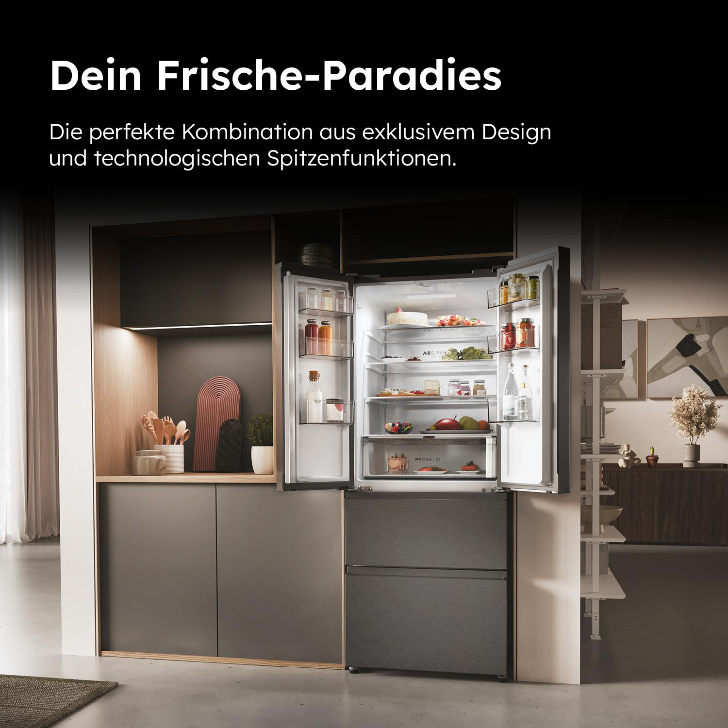 Geöffneter Kühlschrank mit Speisen und Getränken. Der Kühlschrank steht in einer modernen Küche. Frischeparadies.