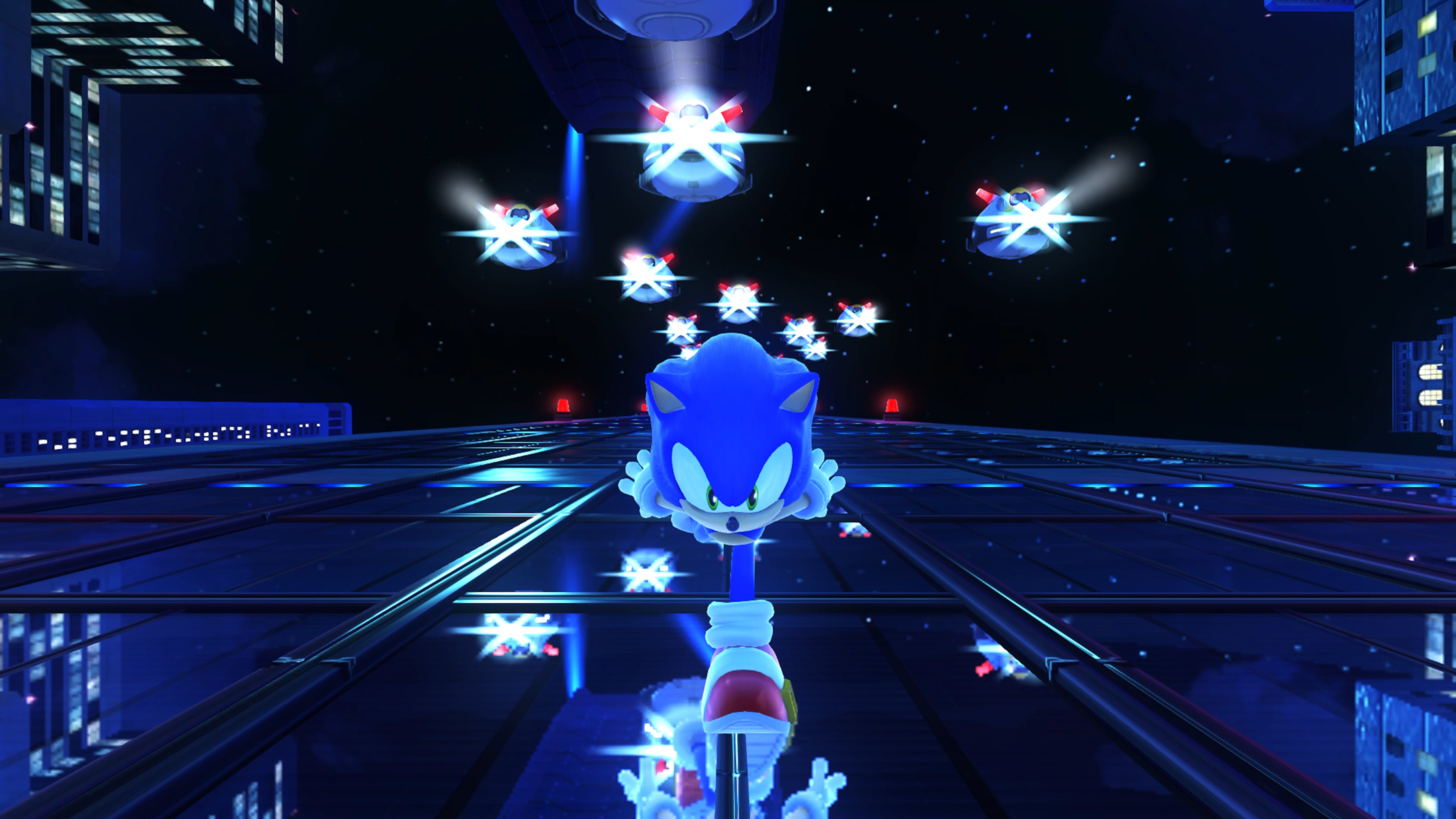 Sonic the Hedgehog corre verso lo spettatore, sfondo della città, luci e cielo notturno.