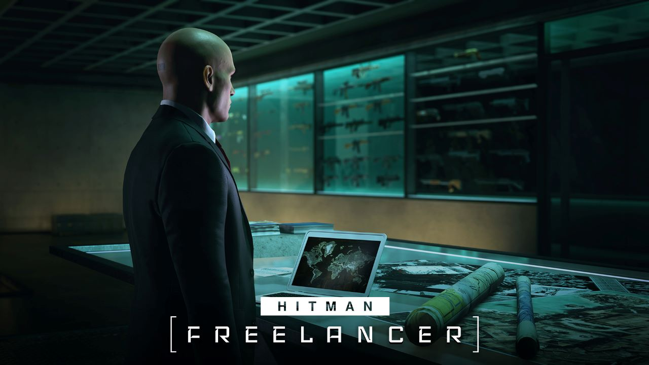 Uomo calvo in giacca e cravatta guarda un tavolo con laptop, mappa e testo 'HITMAN FREELANCER'.